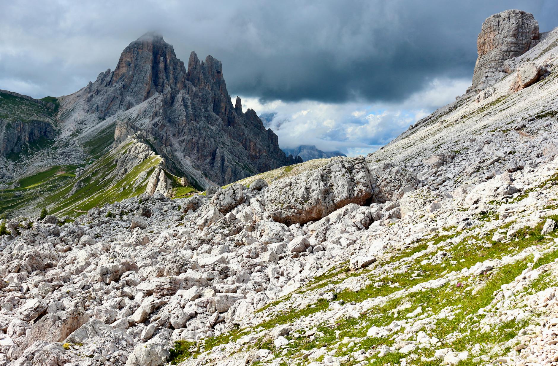 Vette delle Dolomiti illuminate al tramonto