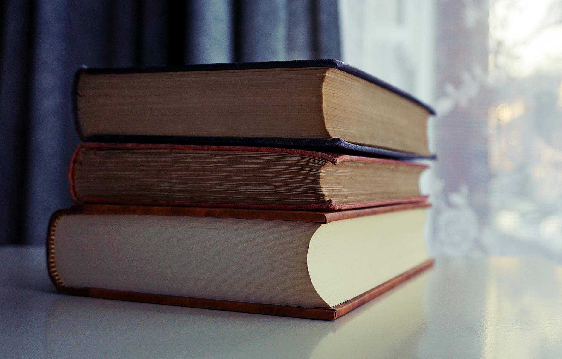 Pila di libri impilati uno sull'altro