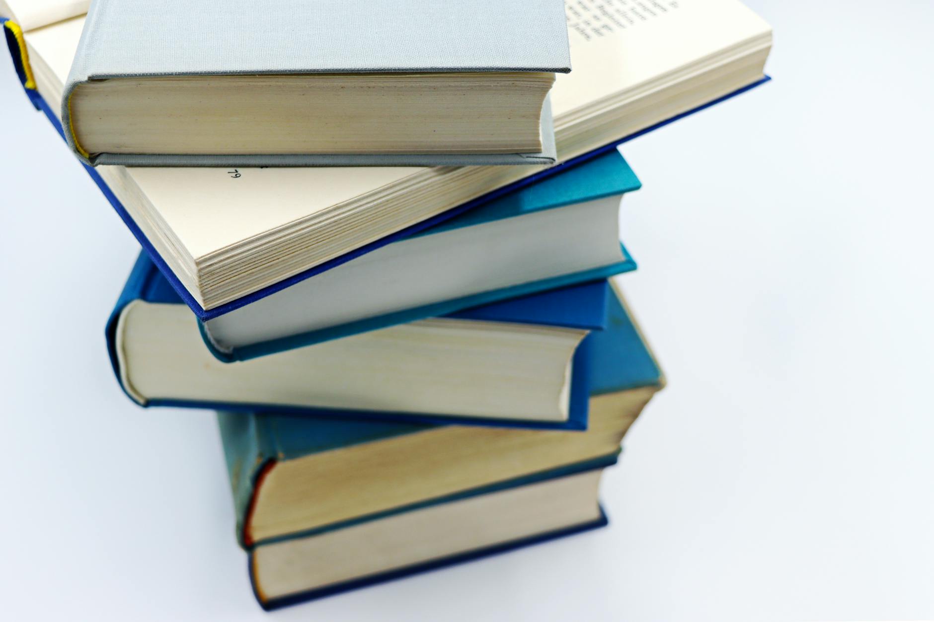 Libreria piena di libri non ancora letti