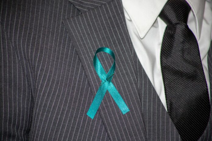Mani che si tengono in segno di sostegno e solidarieta