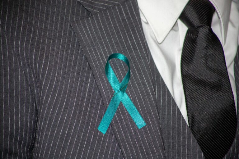 Mani che si tengono in segno di sostegno e solidarieta