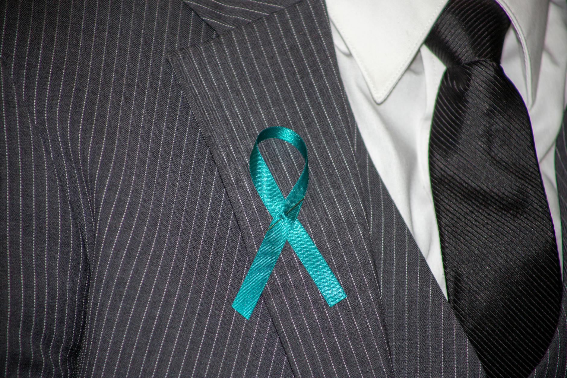 Mani che si tengono in segno di sostegno e solidarieta
