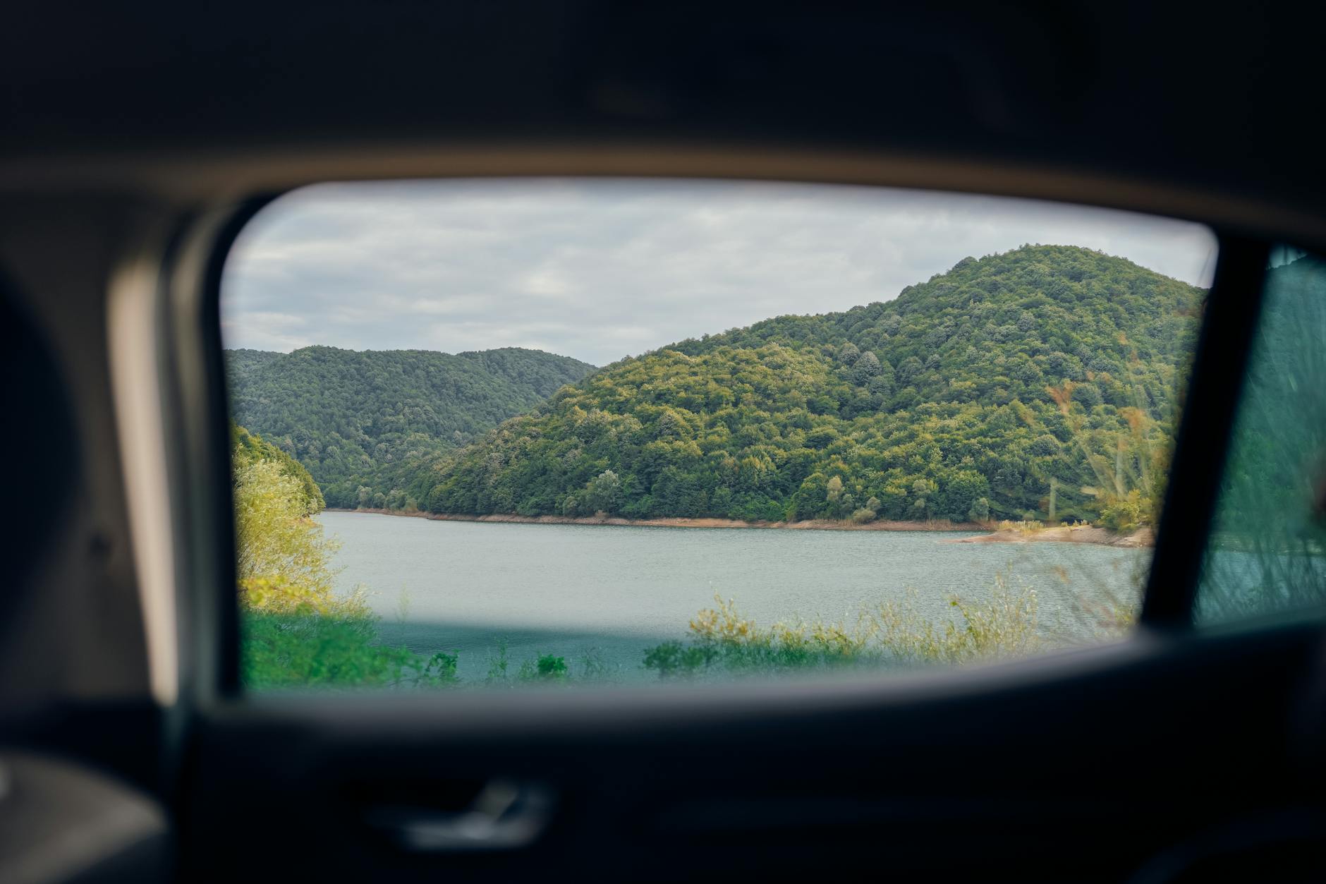 Strada panoramica tra le colline per un viaggio lento