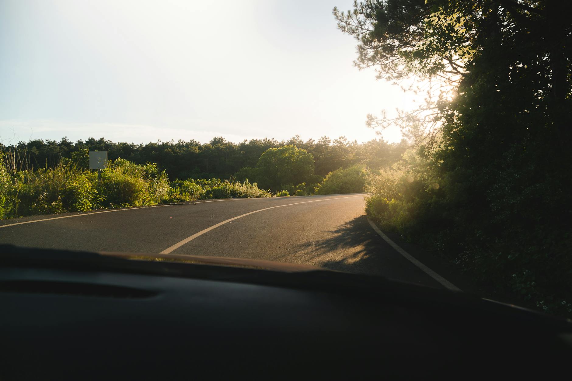 Auto in viaggio su una strada di montagna