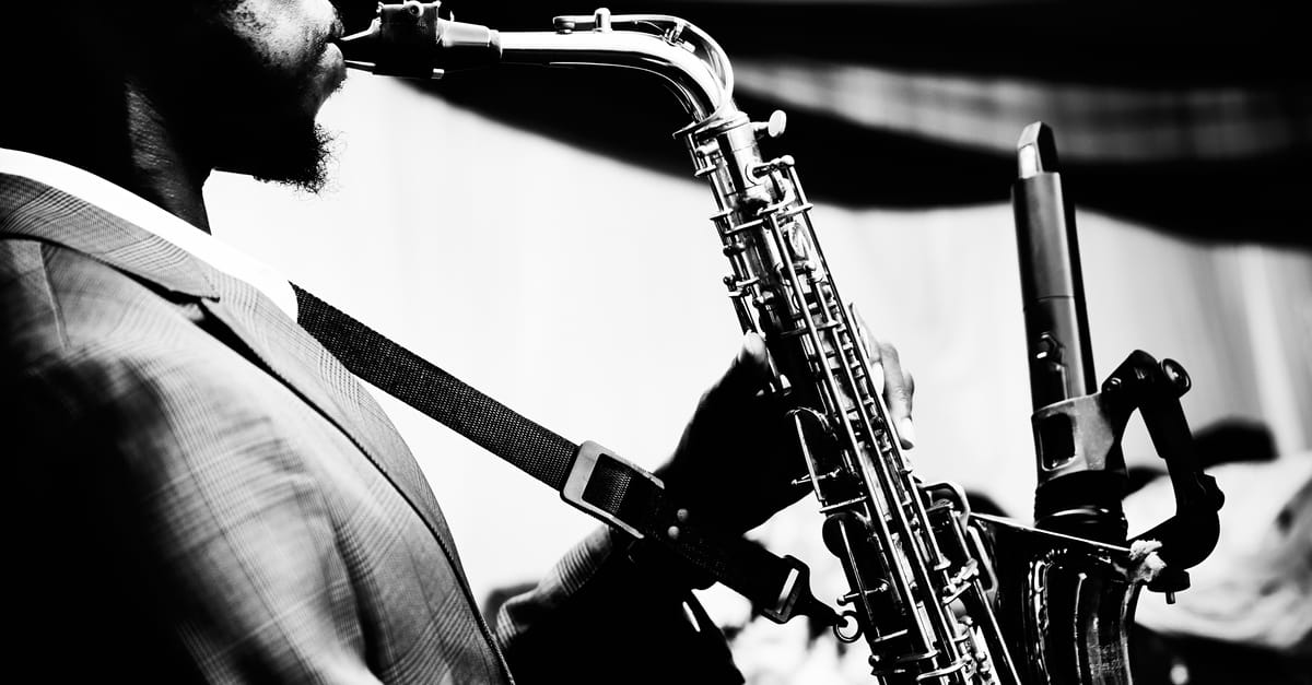 Concerto jazz con band sul palco e luci sceniche