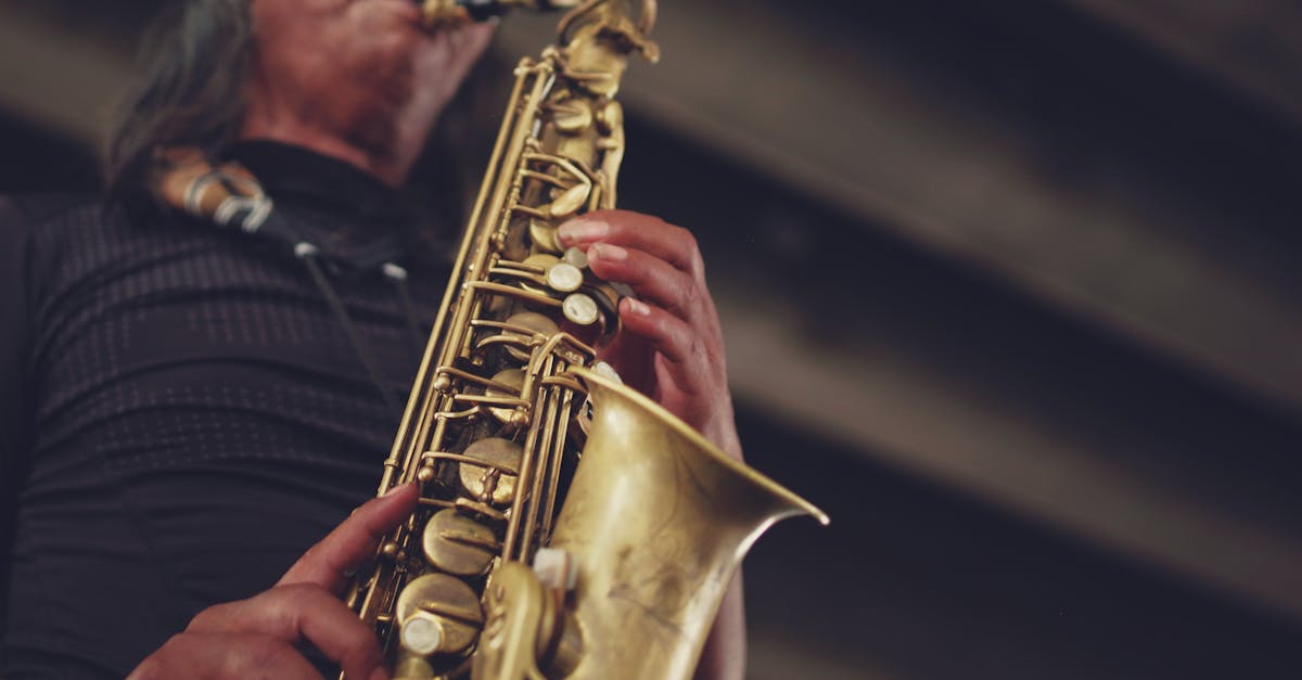 Musicista jazz che suona la tromba sul palco