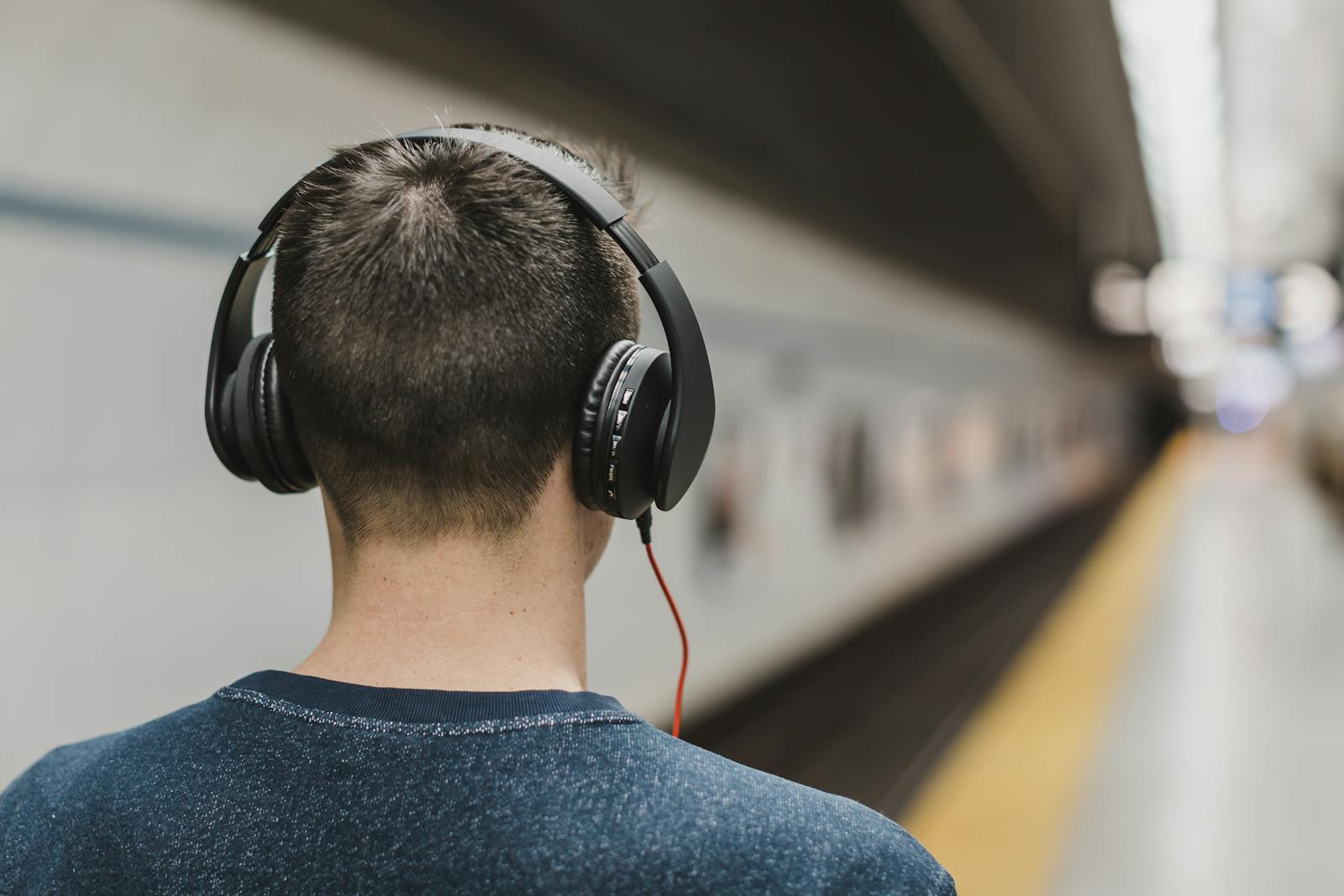 Uomo che ascolta musica con emozione