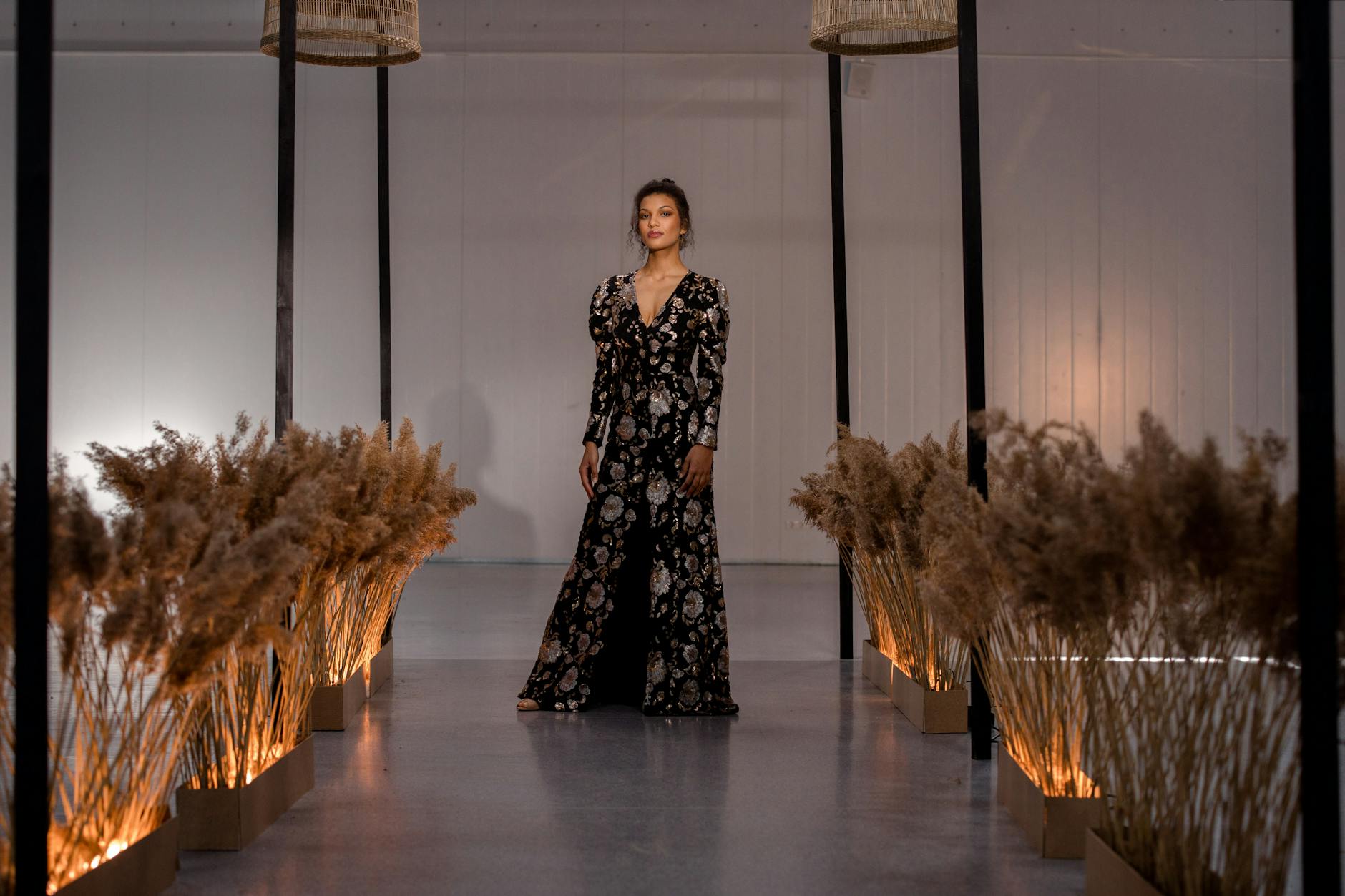 Sfilata di moda con abiti eleganti