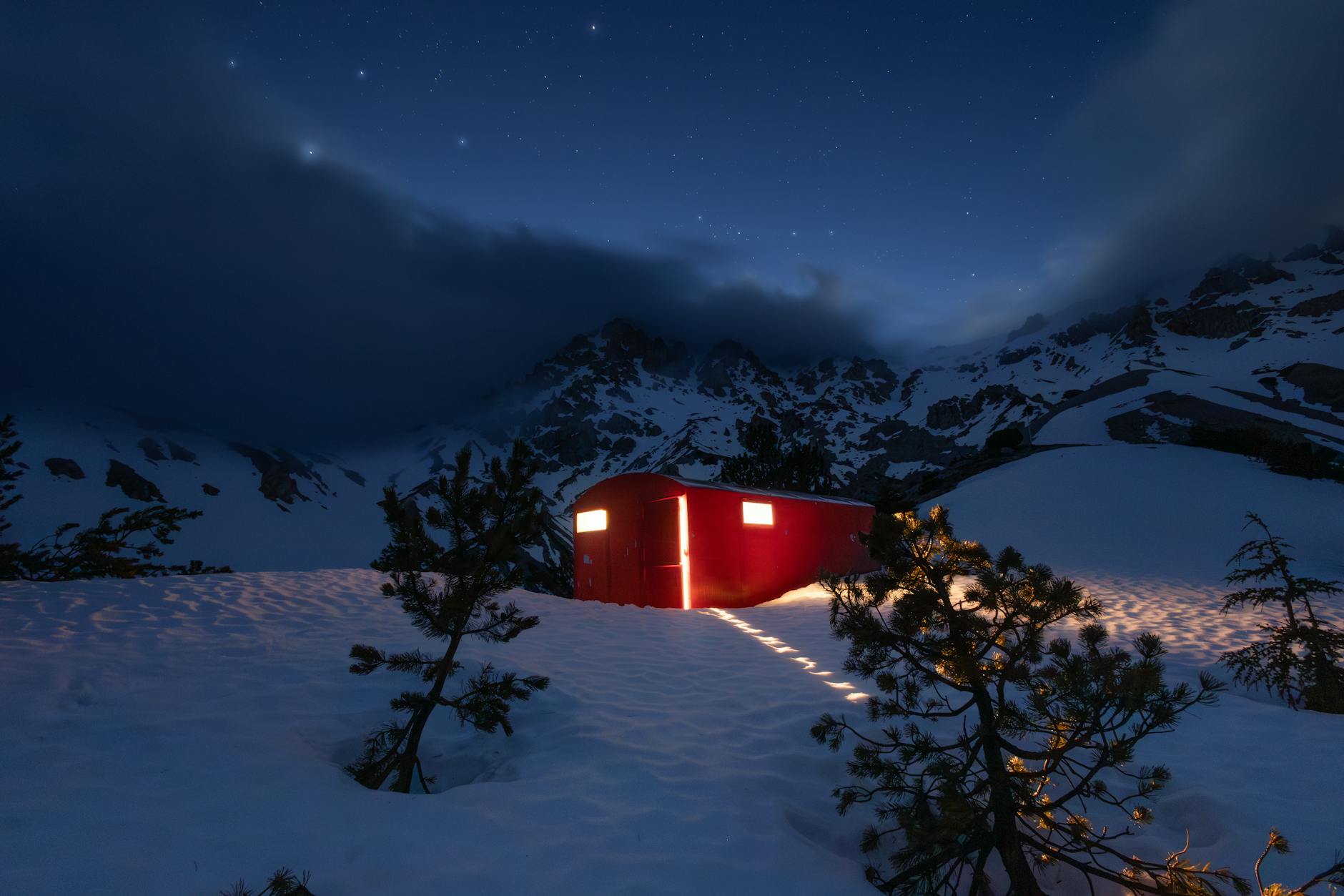 Persona che osserva il cielo stellato