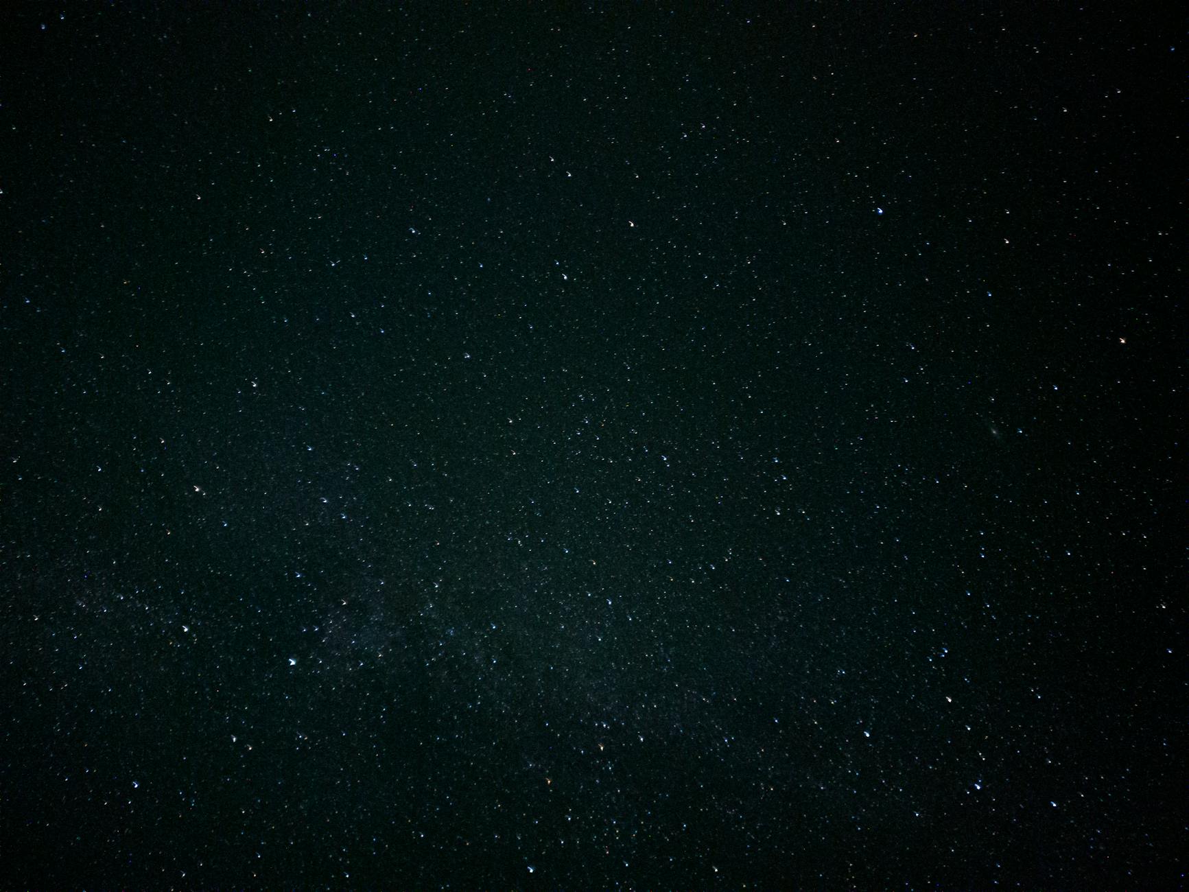 Telescopio puntato verso le stelle