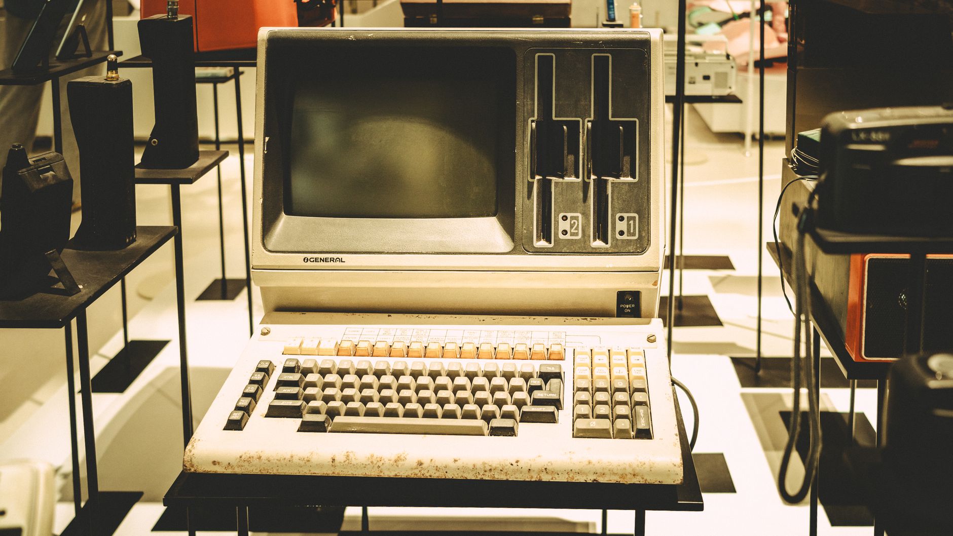 Vecchio computer degli anni Novanta