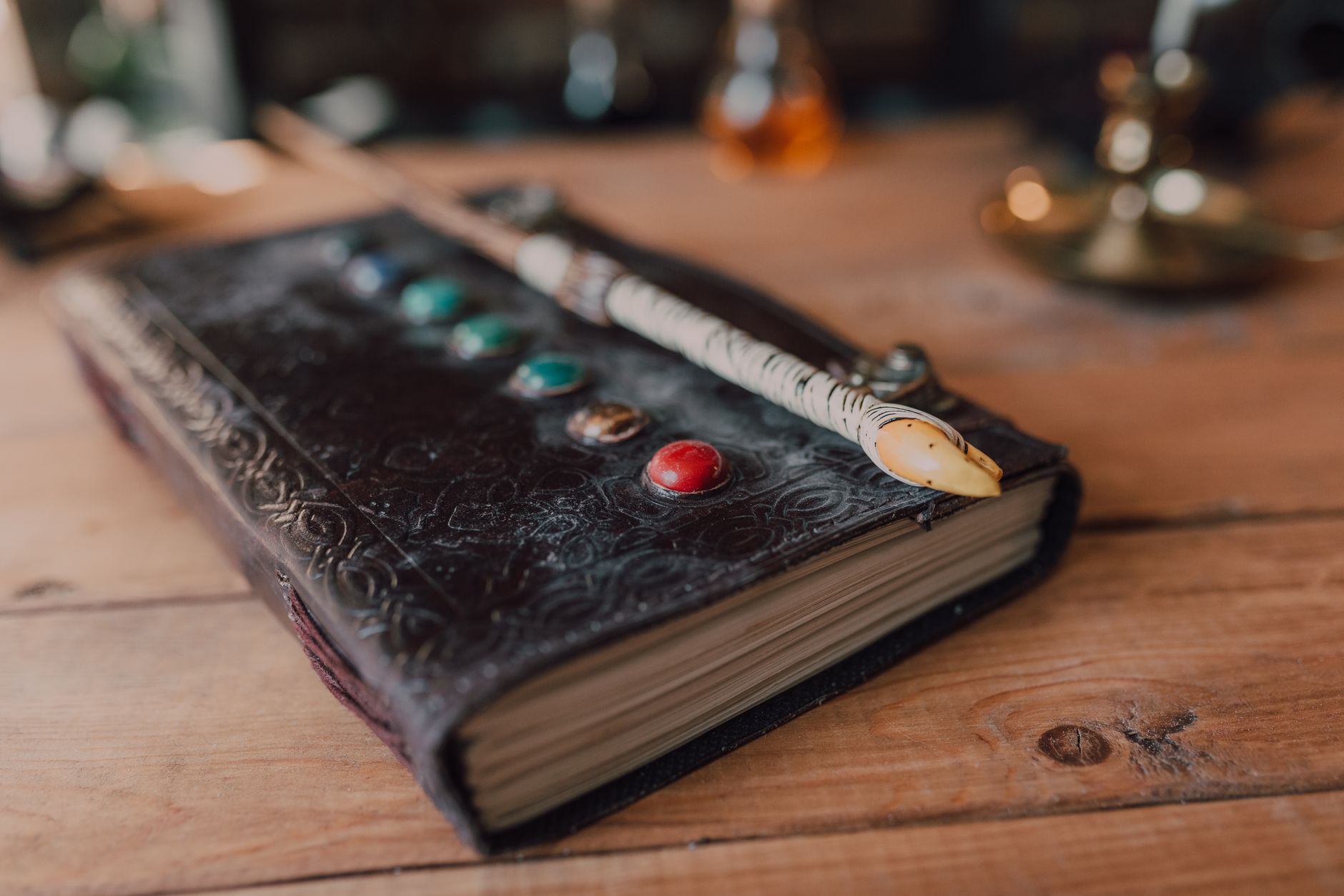 Libro aperto illuminato da una candela in una biblioteca