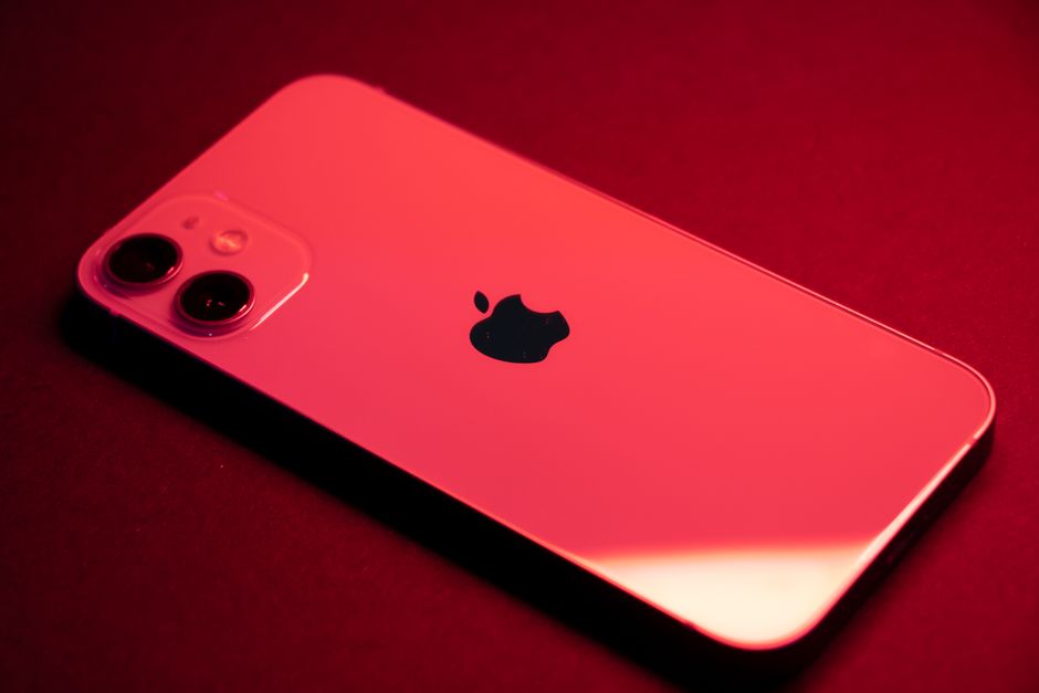 Persona che usa uno smartphone touch