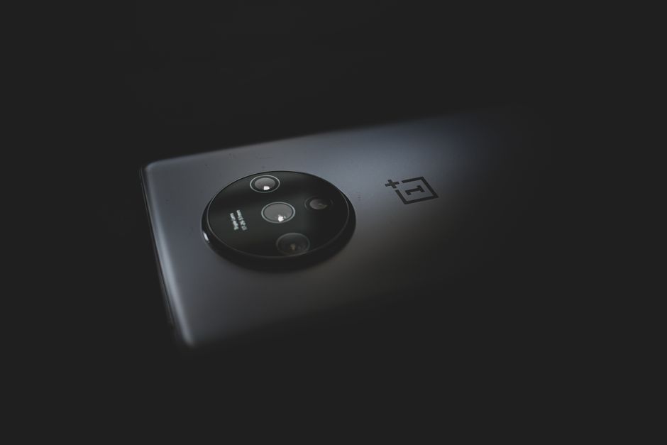 Telefono cellulare in mano