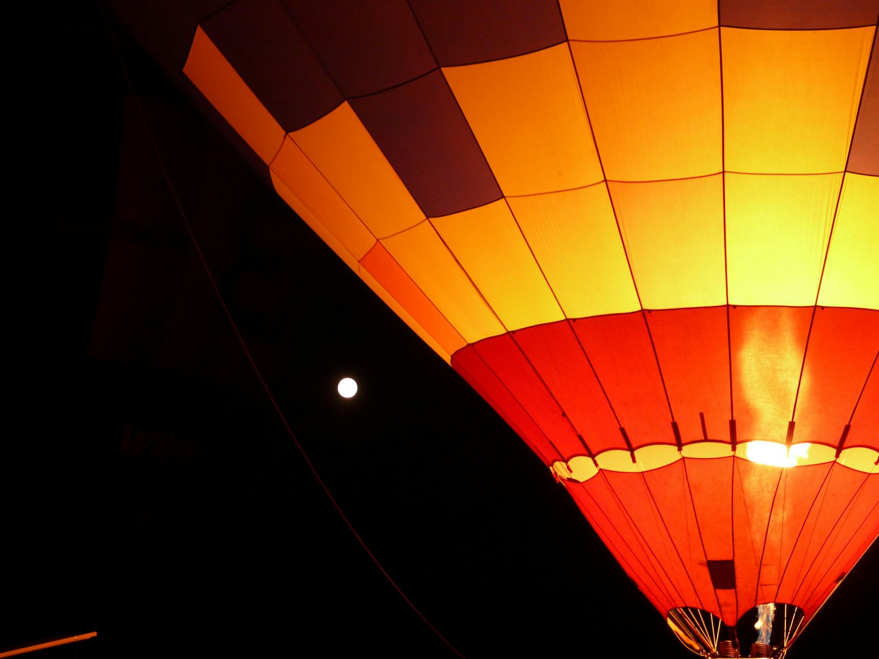 Mongolfiera in volo nel cielo - immagine 1
