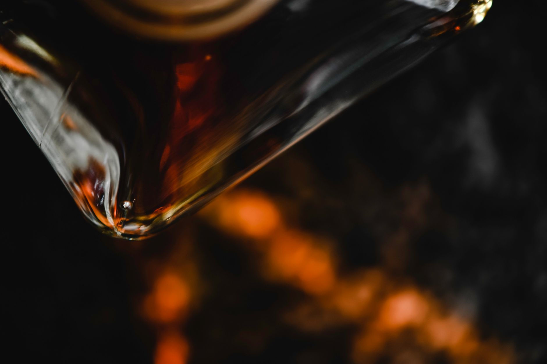 Bicchiere di amaretto dal tipico colore ambrato