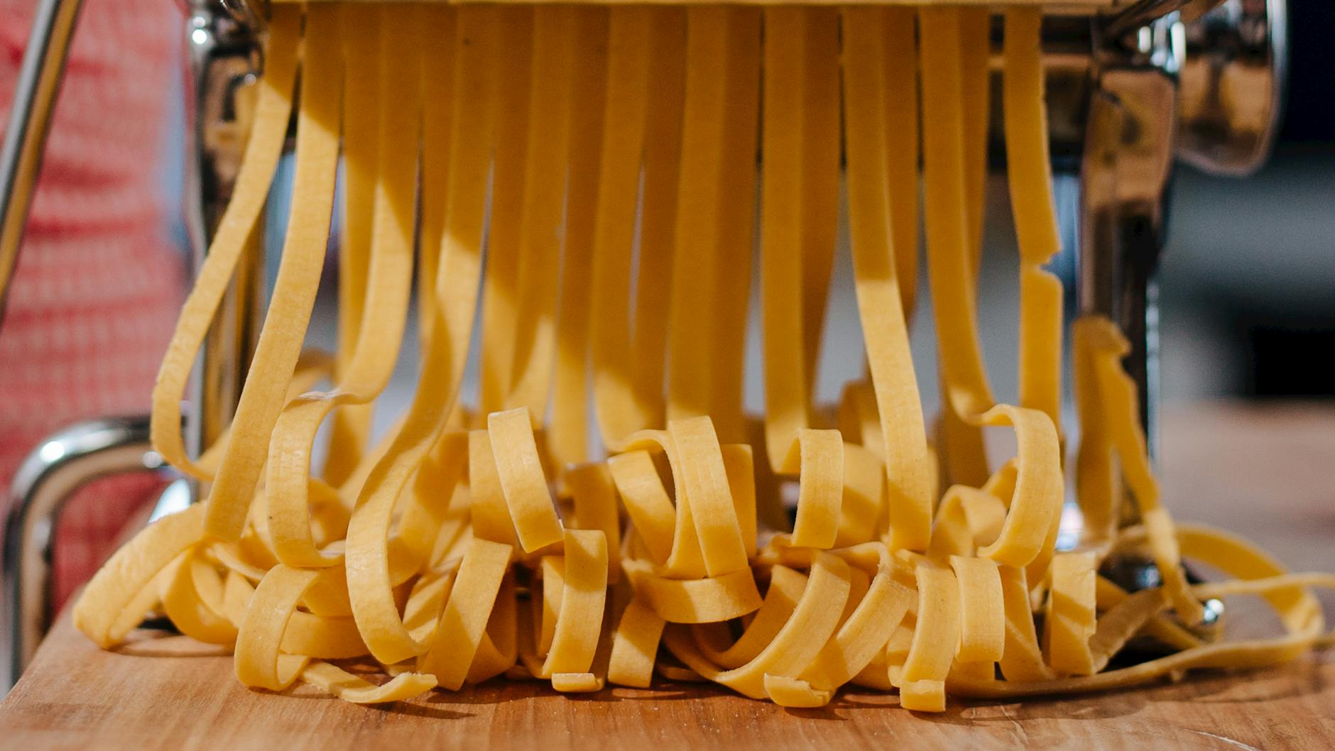 Bucatini conditi con sugo all'amatriciana
