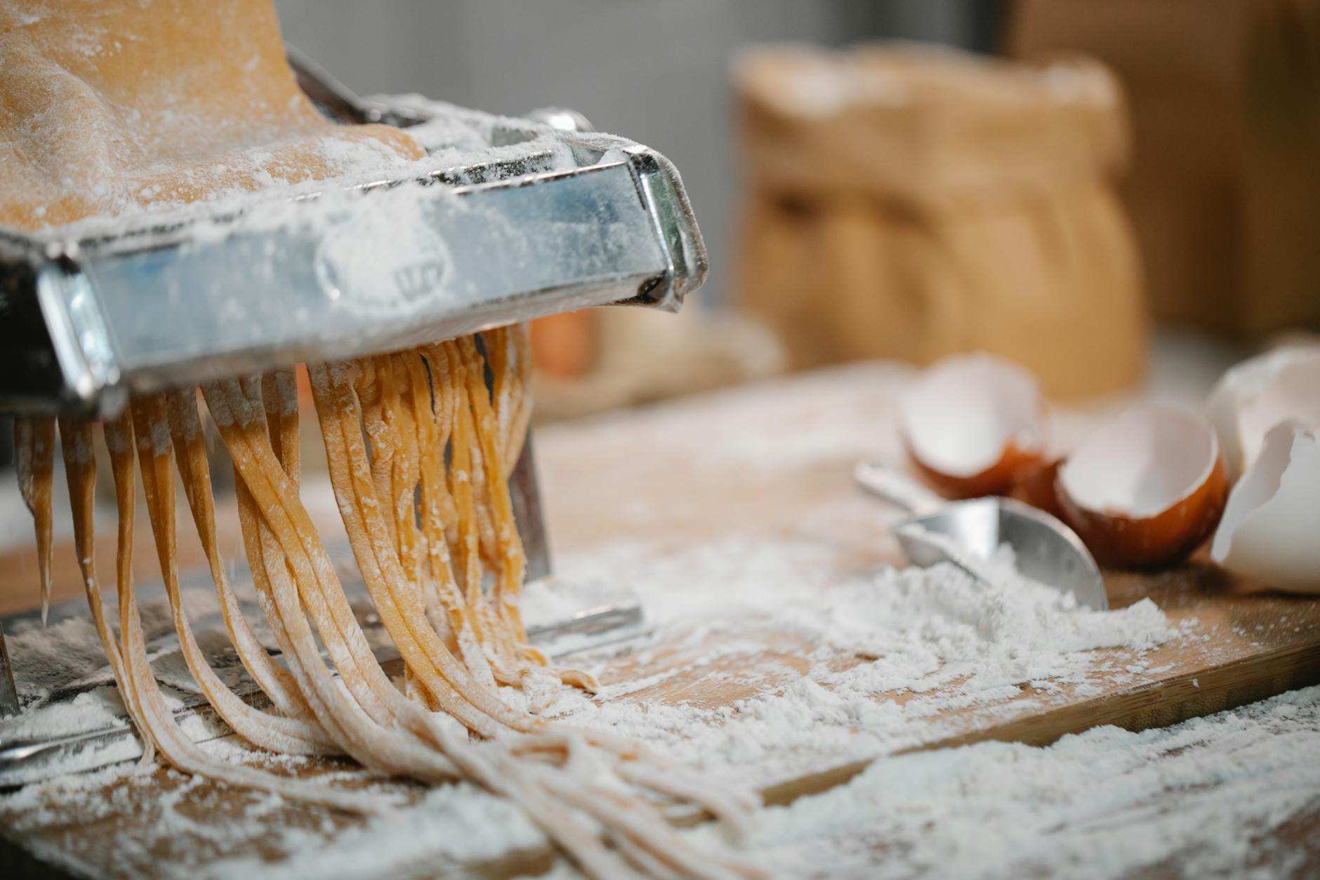 Pasta all'amatriciana servita a tavola