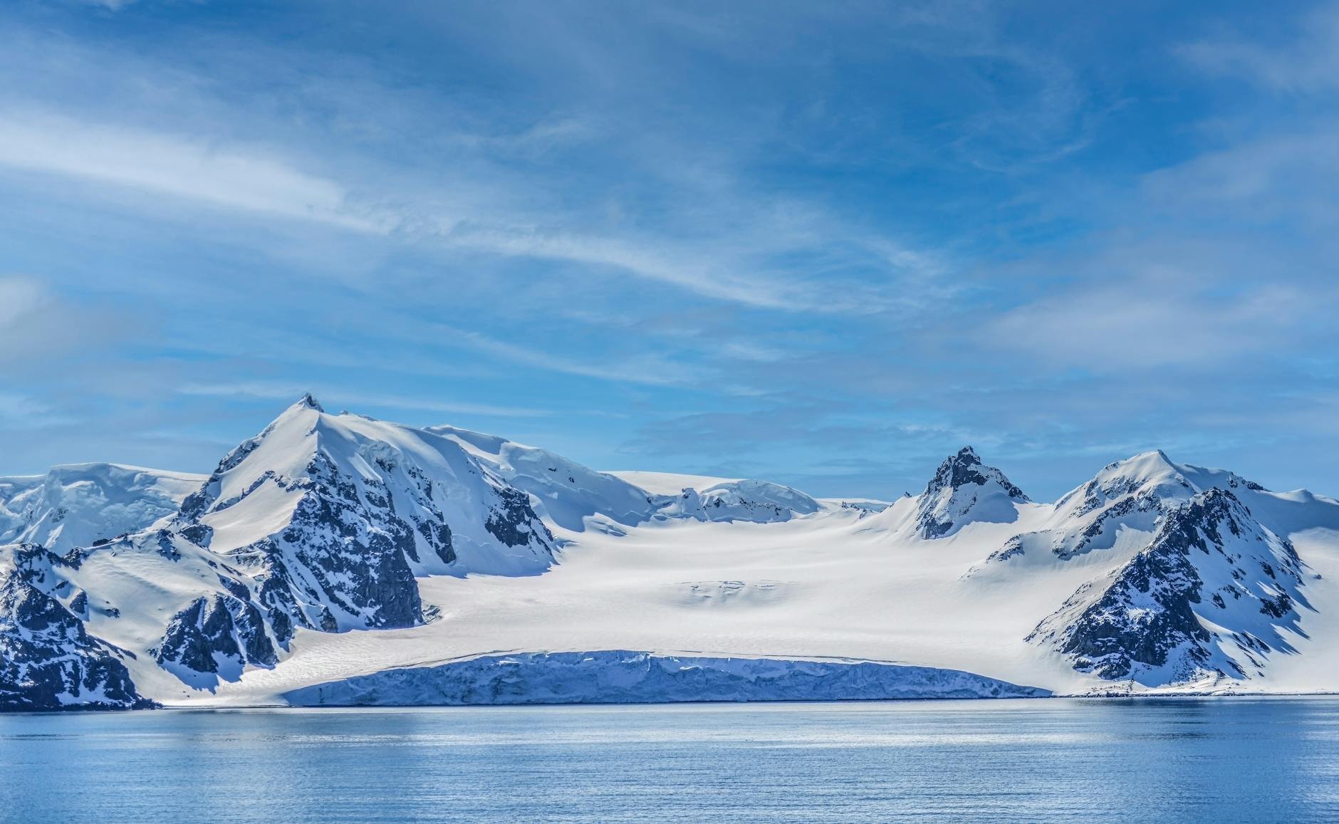 Distesa di ghiaccio dell'Antartide sotto un cielo terso