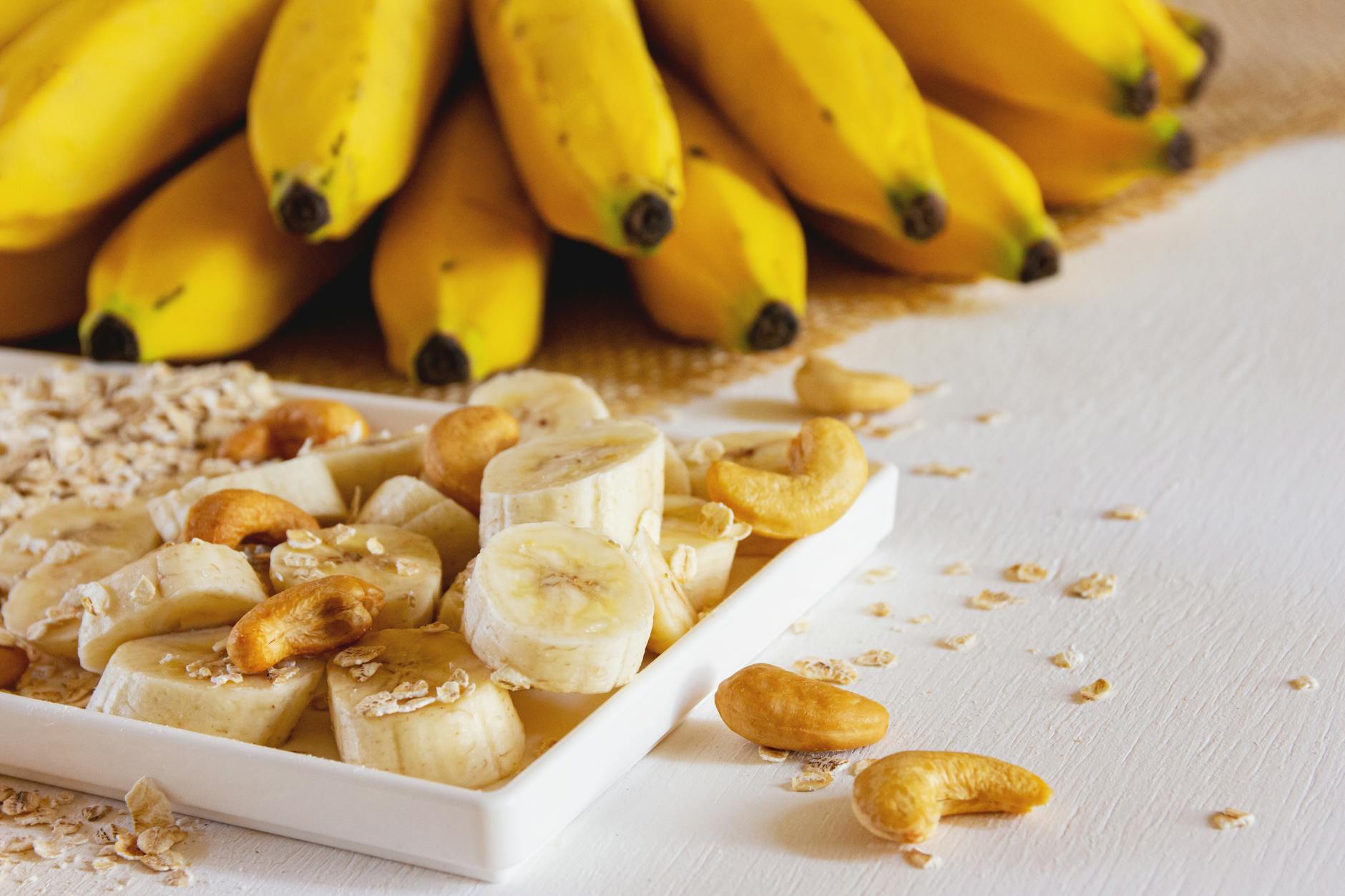 Banane gialle disposte su un tavolo