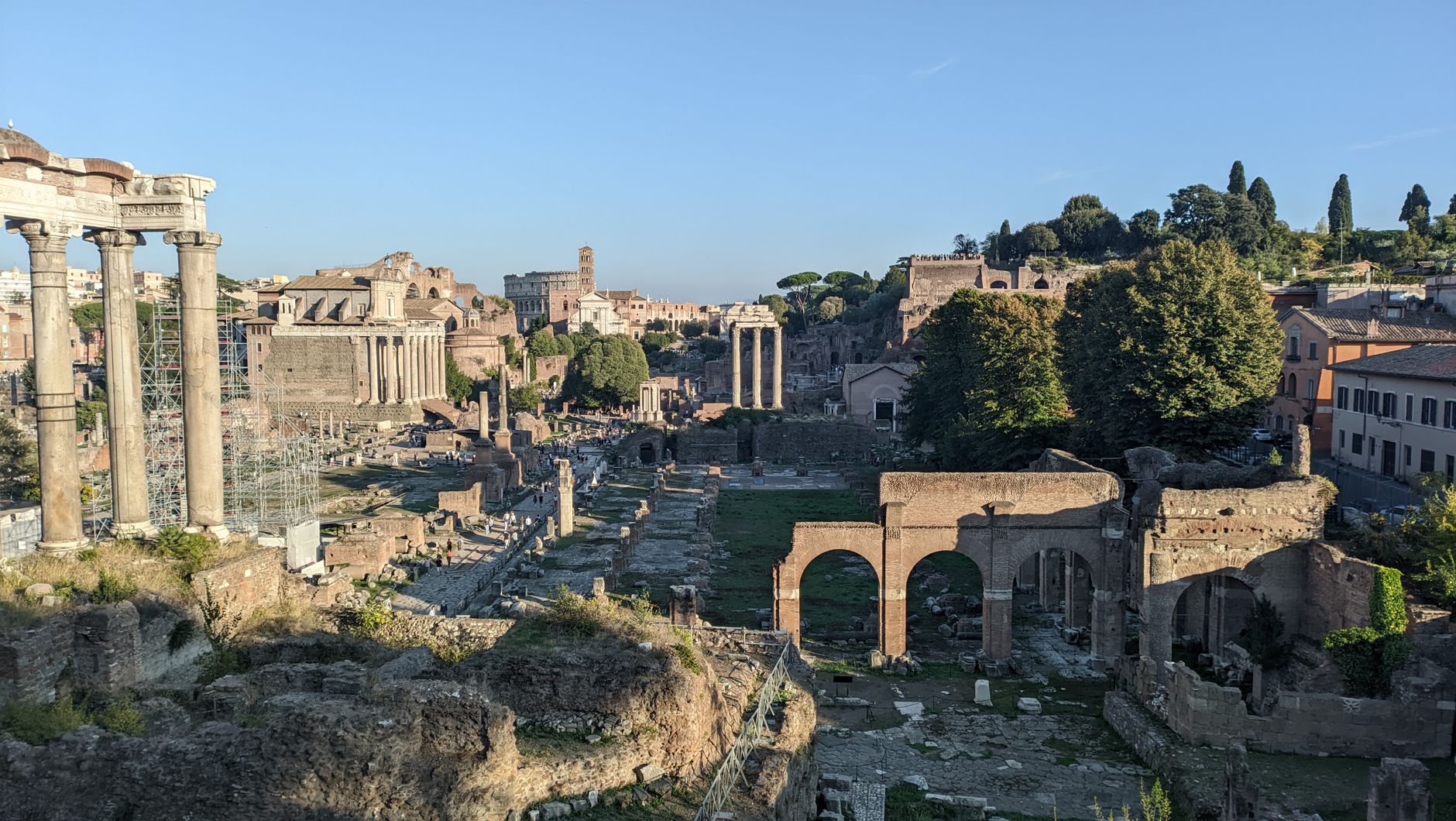 Antiche rovine romane con colonne e resti di pietra