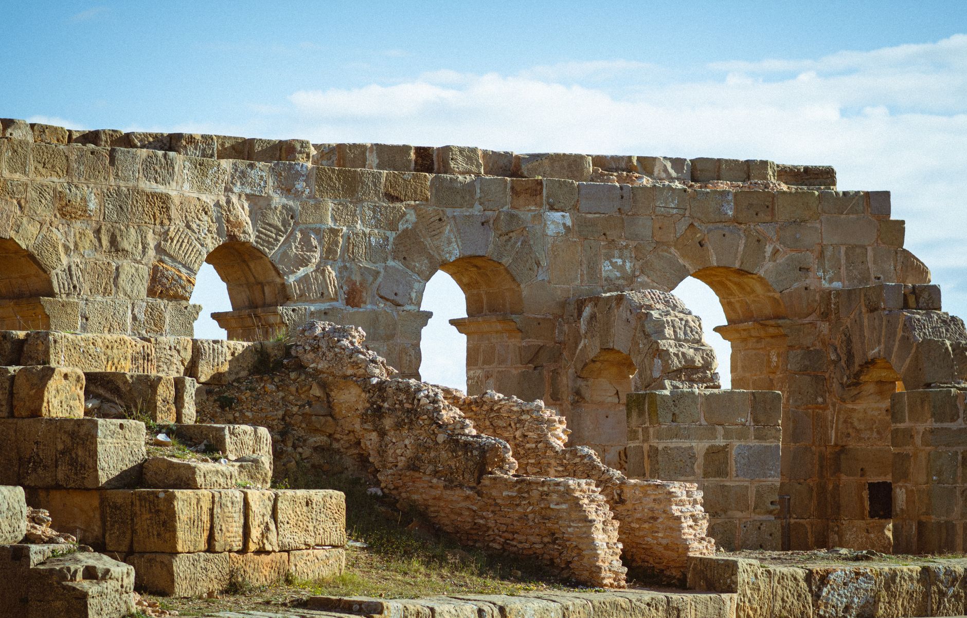 Scavo archeologico con antiche strutture in muratura