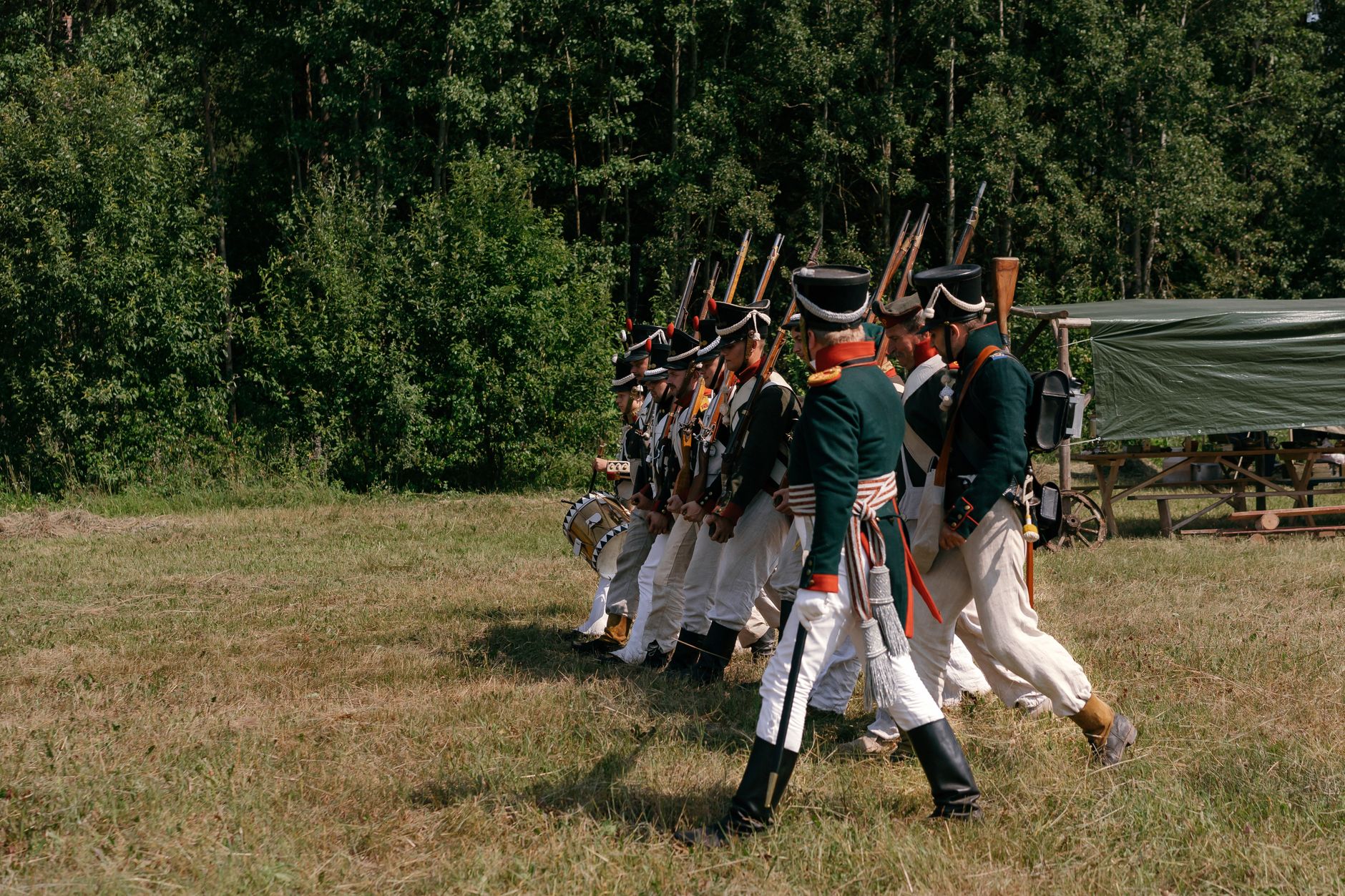 Soldati in uniforme dell'epoca napoleonica schierati in campo