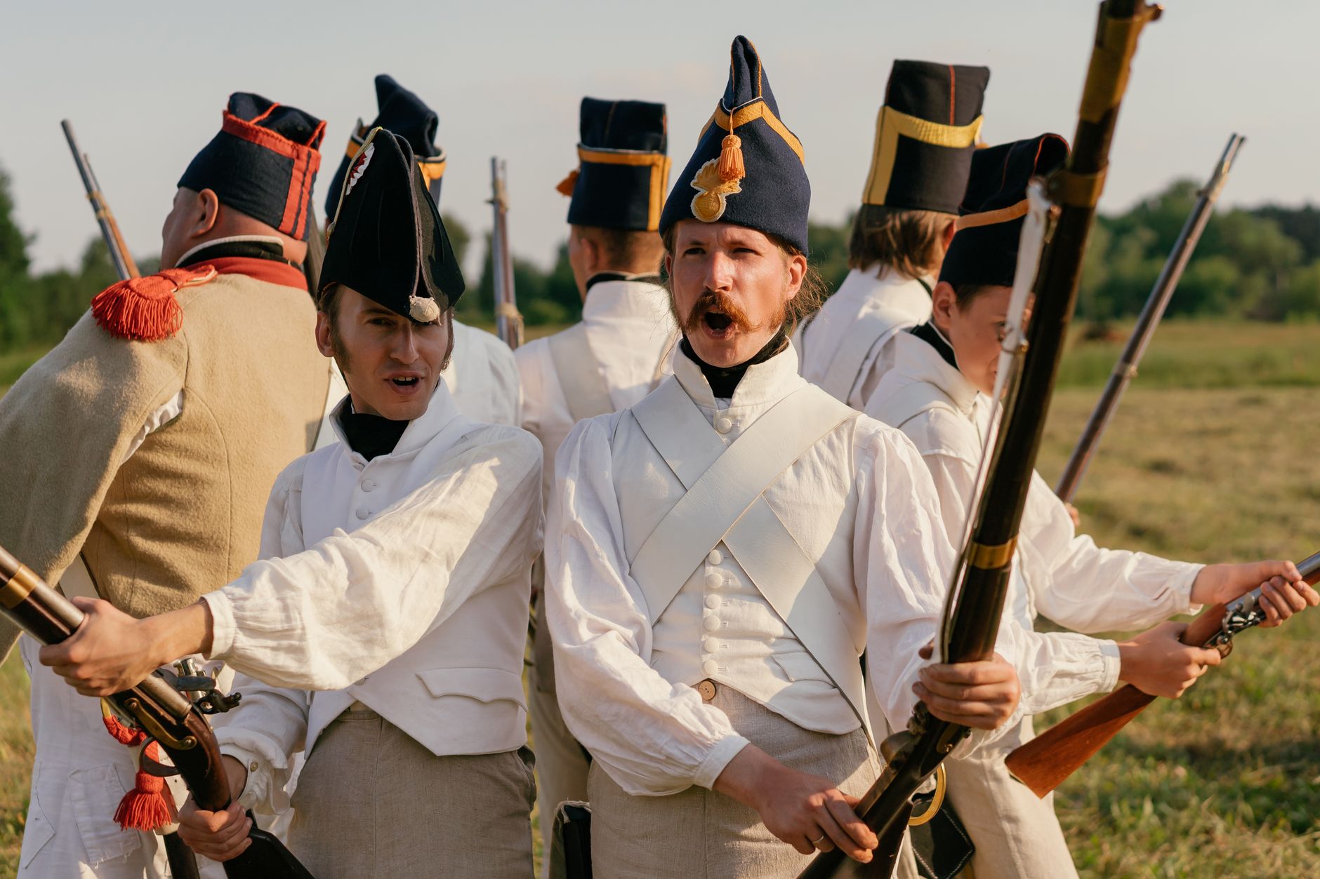 Soldati in uniforme dell'epoca napoleonica schierati in campo