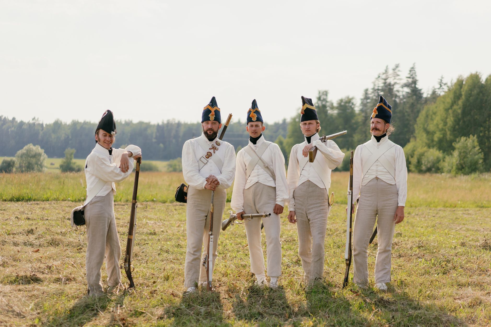 Campo di battaglia con nebbia e fumo all'alba