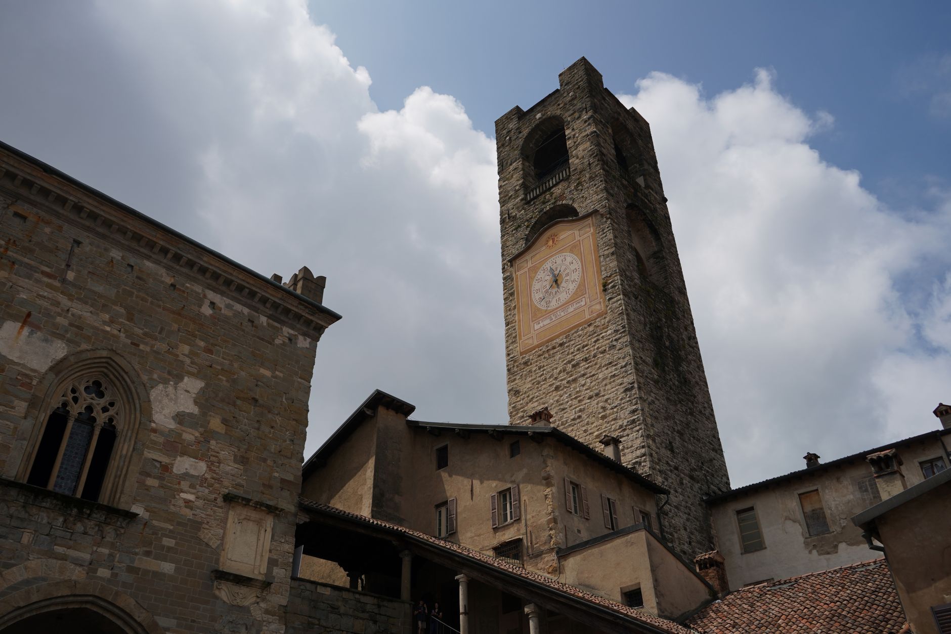 Torre storica su una collina italiana