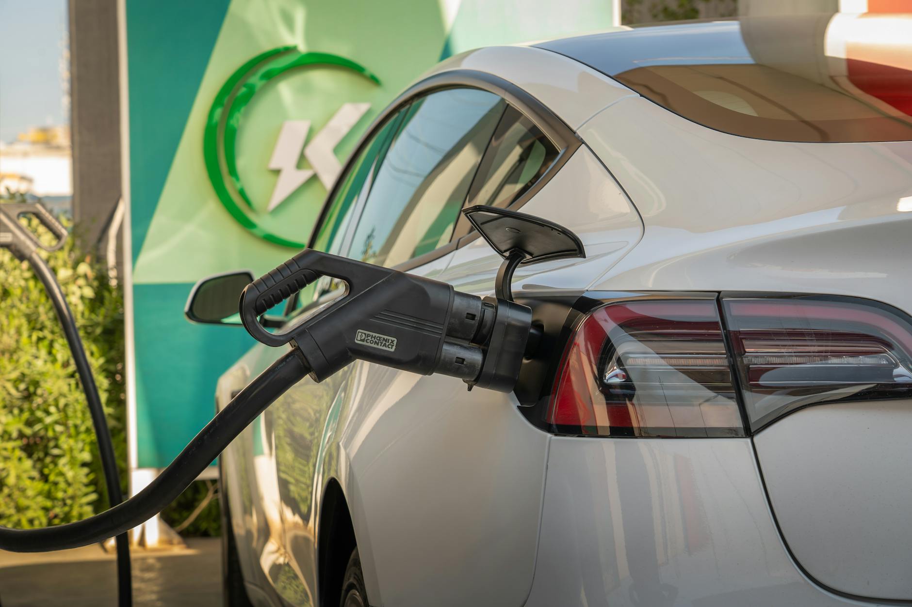 Auto elettrica in ricarica a una colonnina
