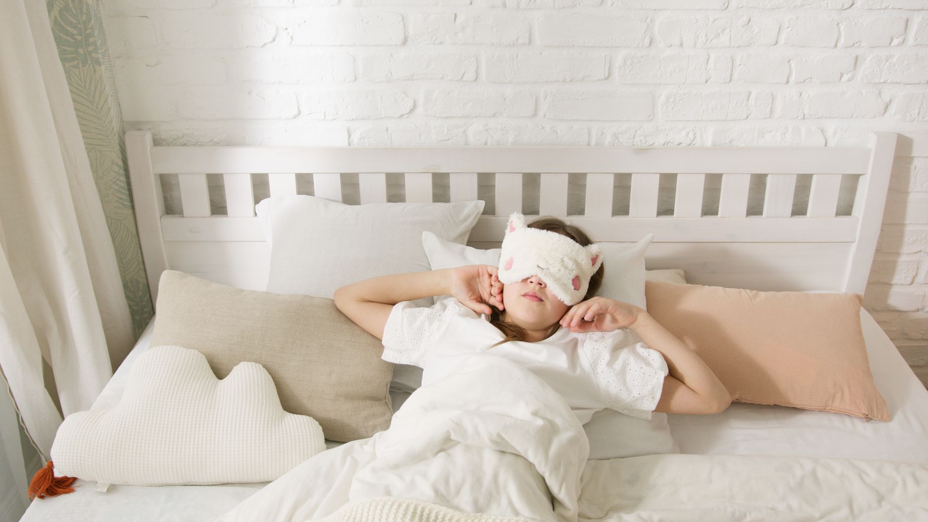 Persona che si rilassa a letto durante il giorno