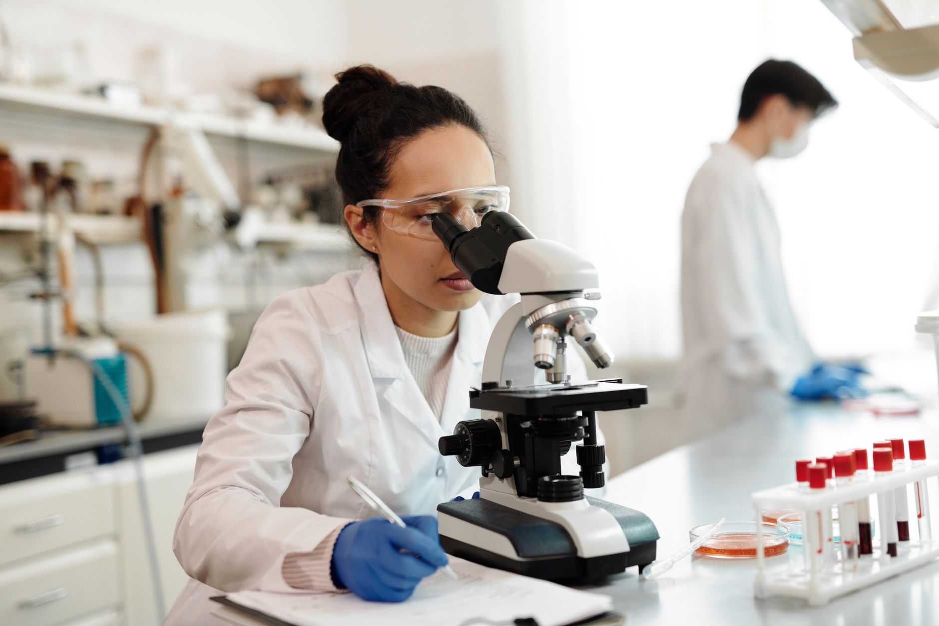 Ricercatore al microscopio in laboratorio