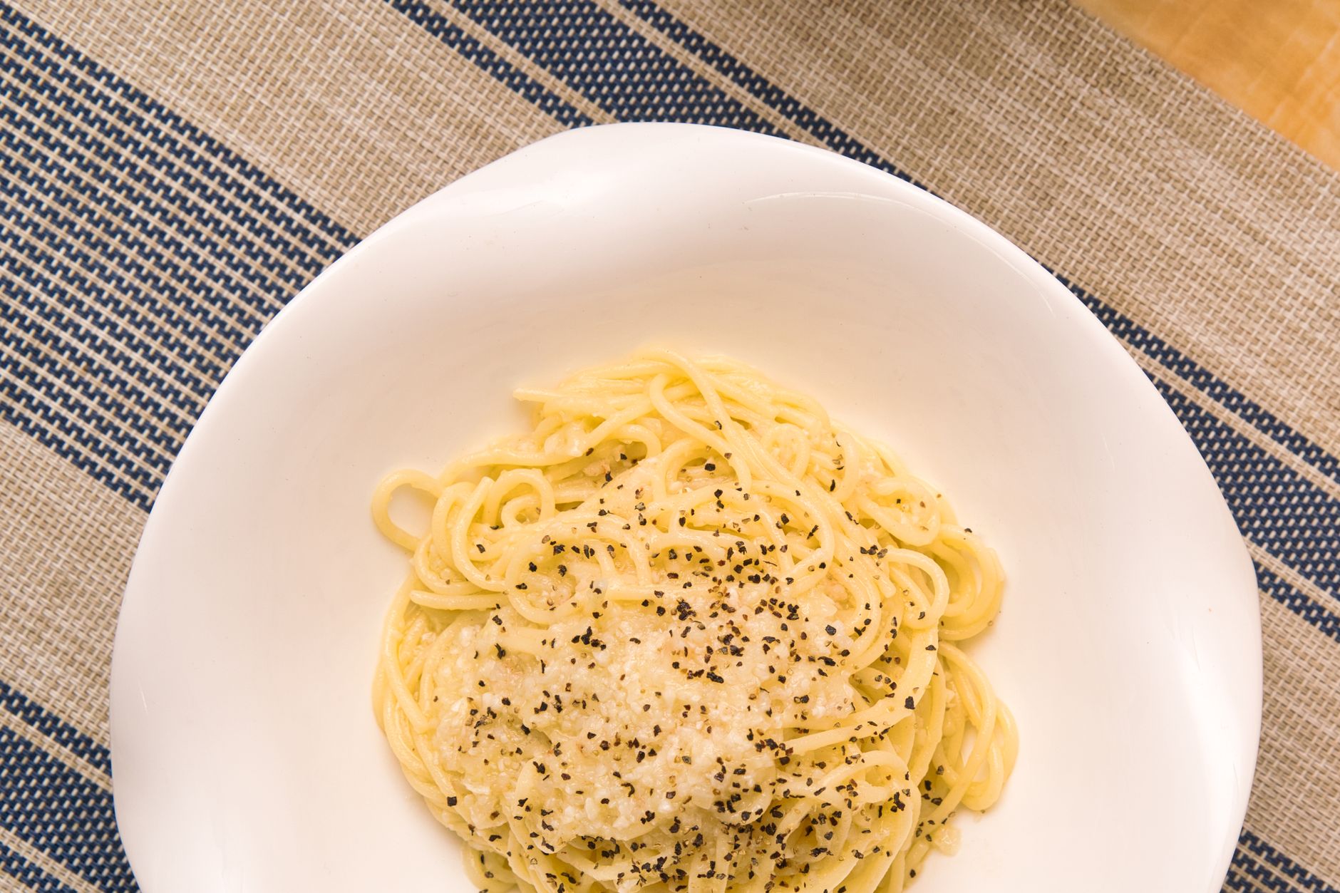 Piatto di cacio e pepe con pepe nero macinato sopra