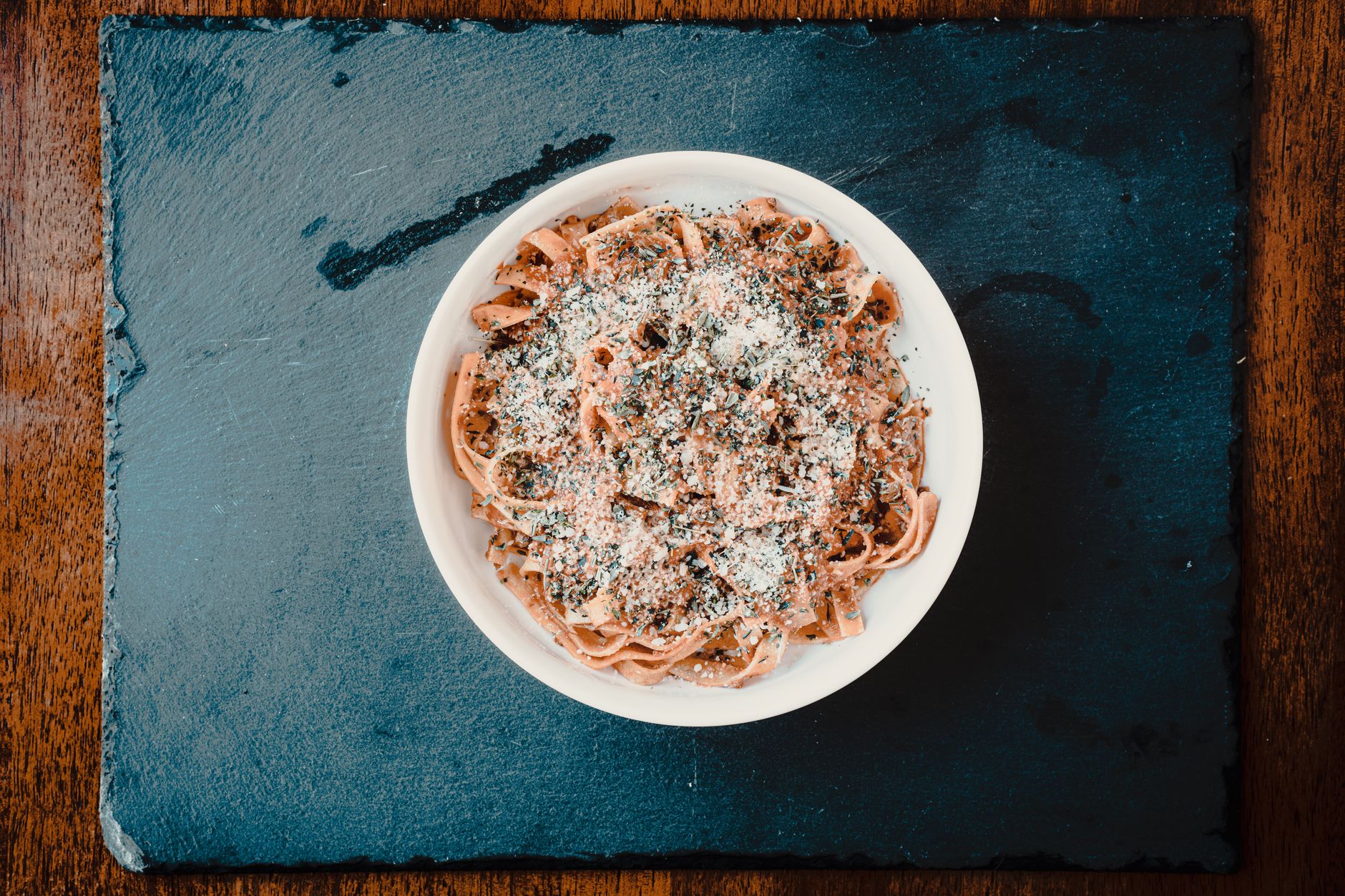 Forchetta che arrotola spaghetti cacio e pepe cremosi