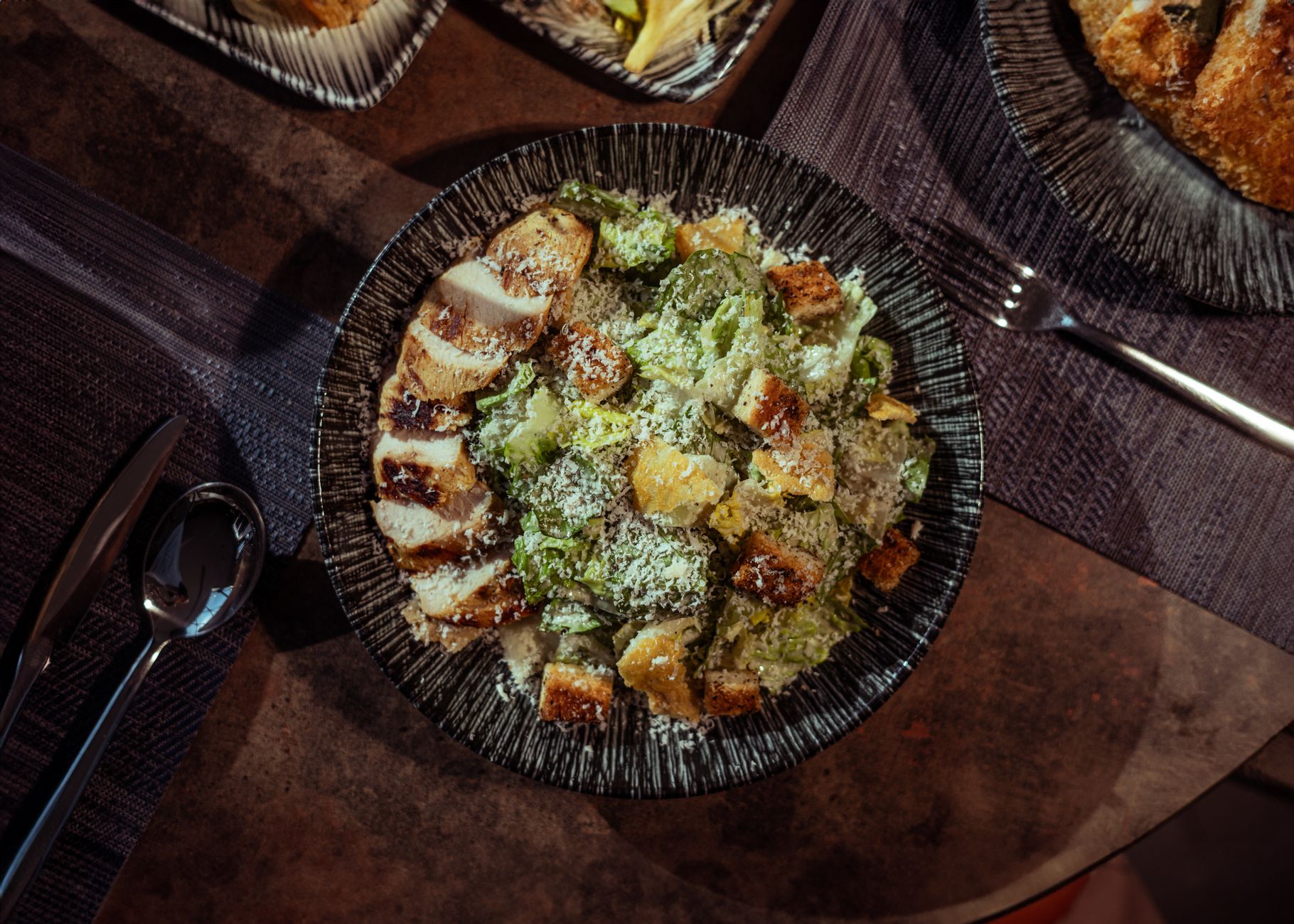 Caesar salad con pollo grigliato, crostini e parmigiano