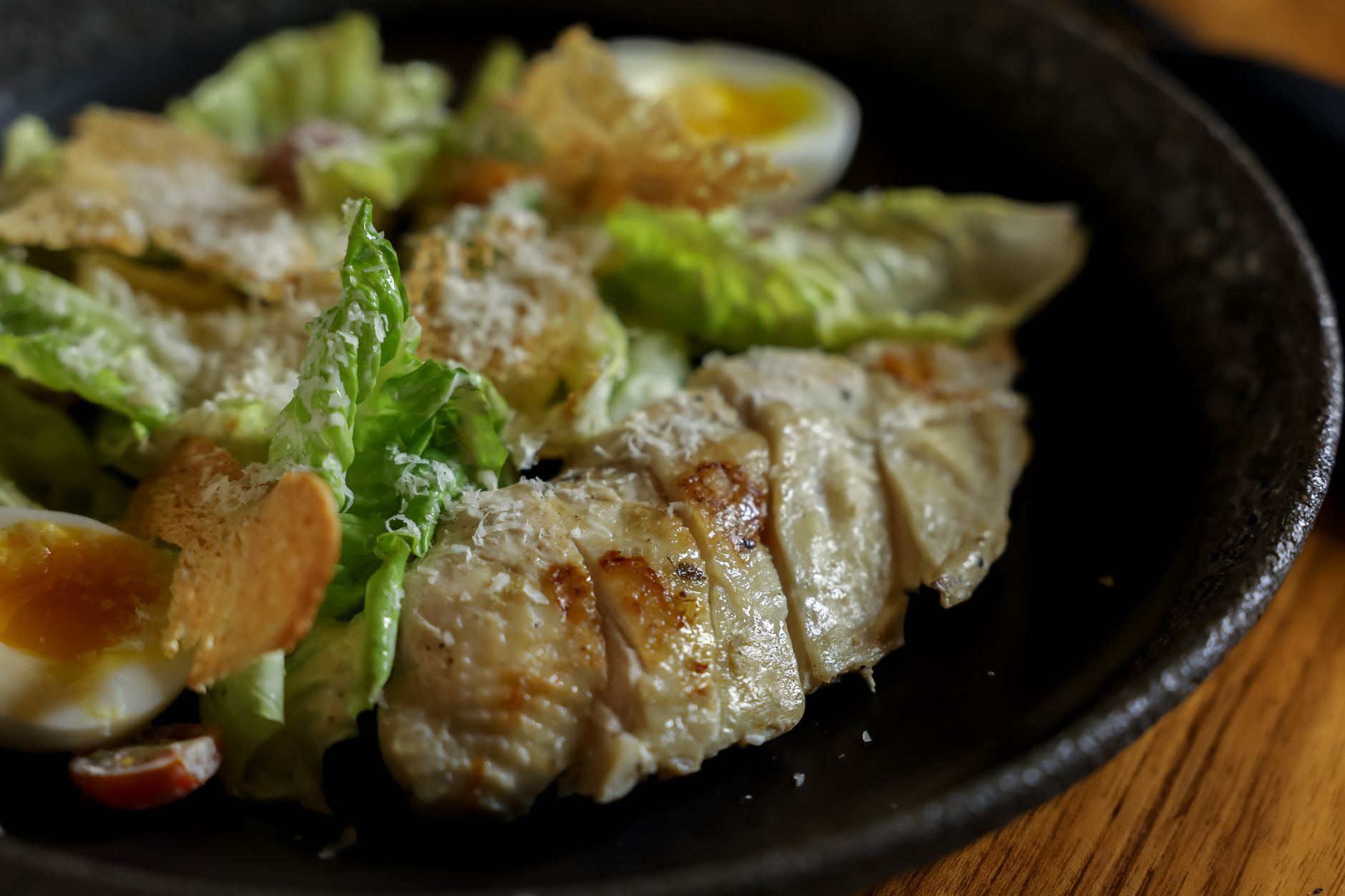 Caesar salad classica con pollo e parmigiano