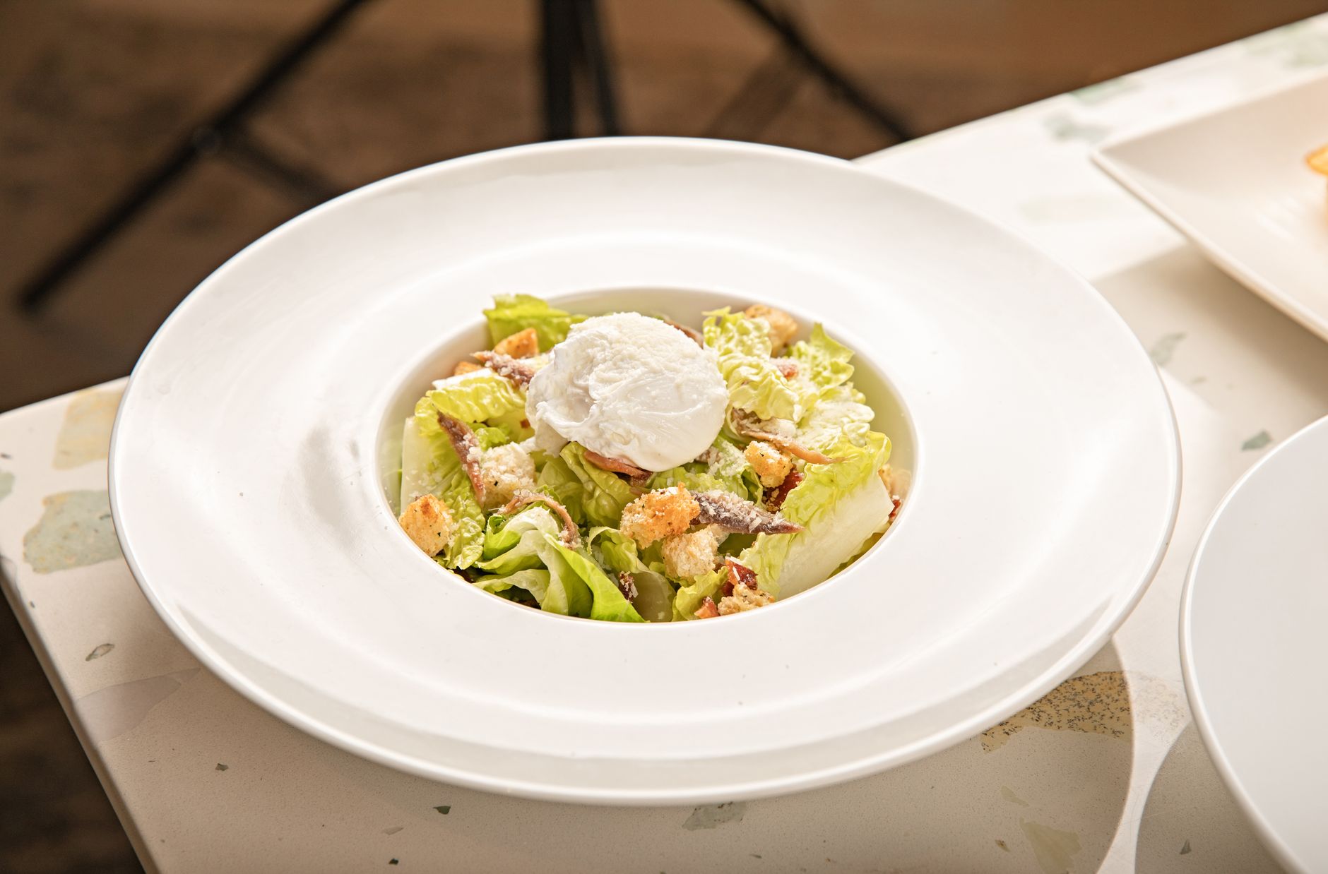 Caesar salad con uovo e crostini