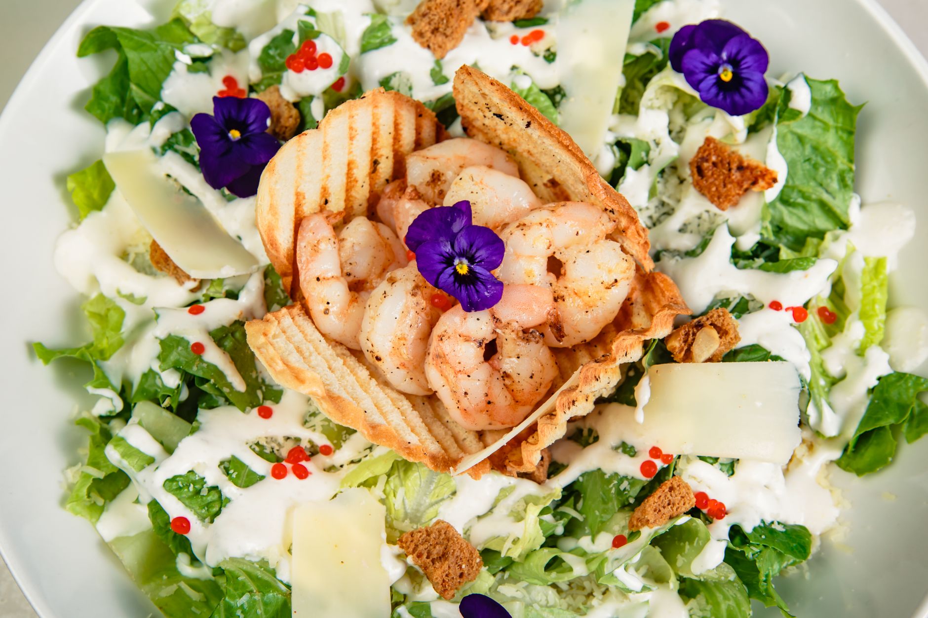 Variante di Caesar salad con gamberi