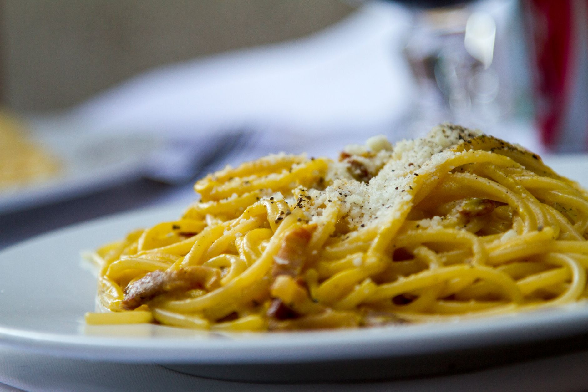 Spaghetti alla carbonara cremosi visti dall'alto