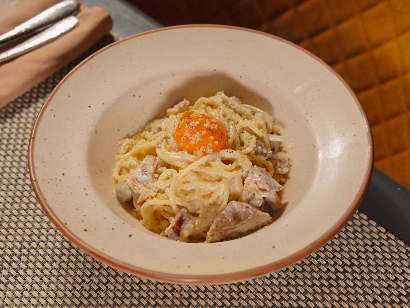 Guanciale croccante e tuorli d'uovo, ingredienti della carbonara