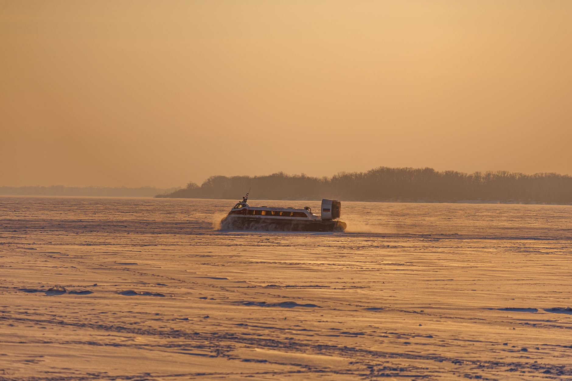 L'hovercraft scivola su un cuscino d'aria sopra l'acqua e la terraferma.