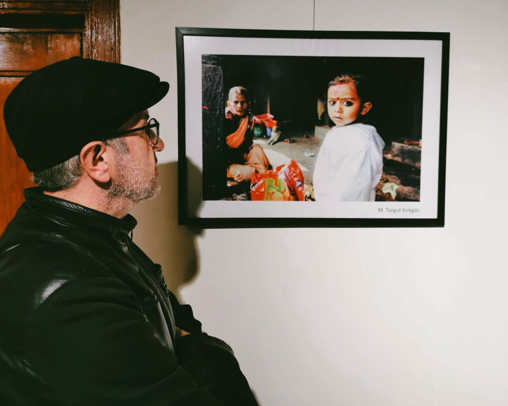Visitatori in una mostra di fotografia