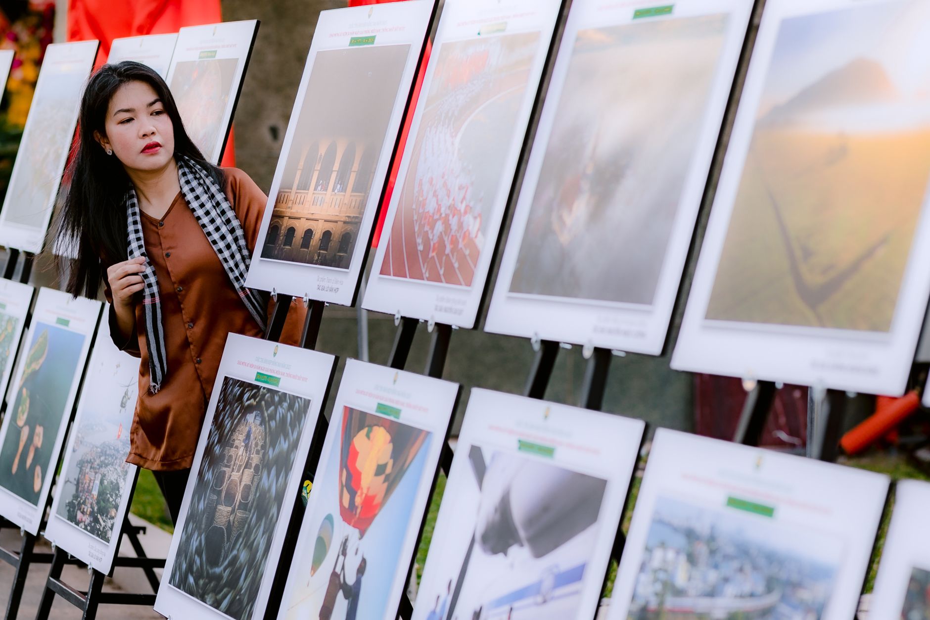 Stampe fotografiche appese alle pareti di una galleria