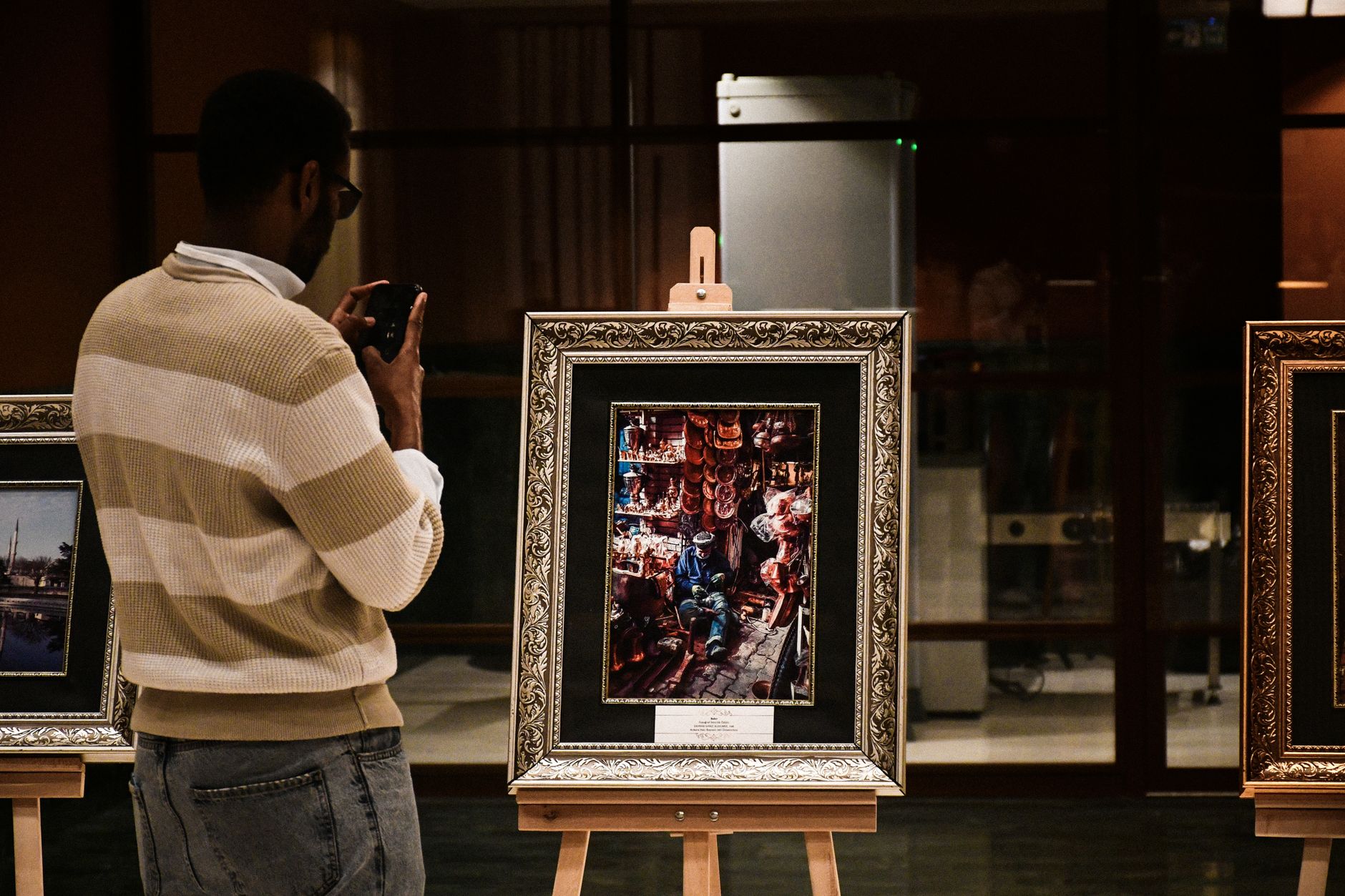 Persone che osservano fotografie in uno spazio espositivo