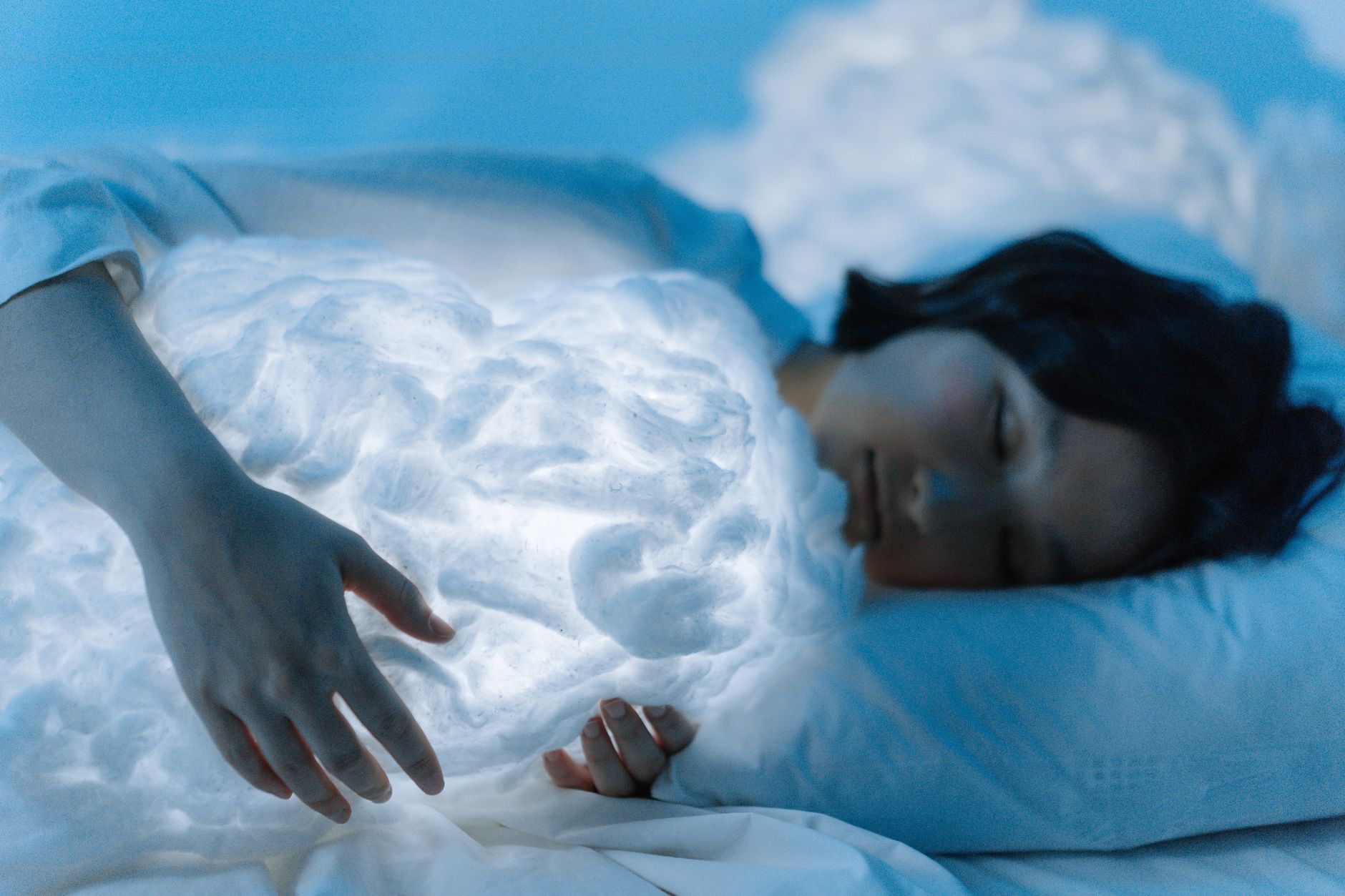Durante il sogno il cervello è attivo mentre il corpo resta immobile.