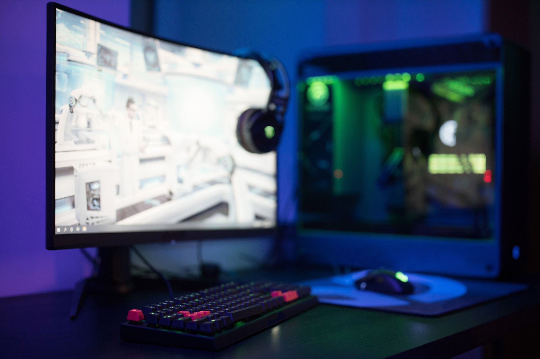 Postazione da gioco con computer per videogiochi