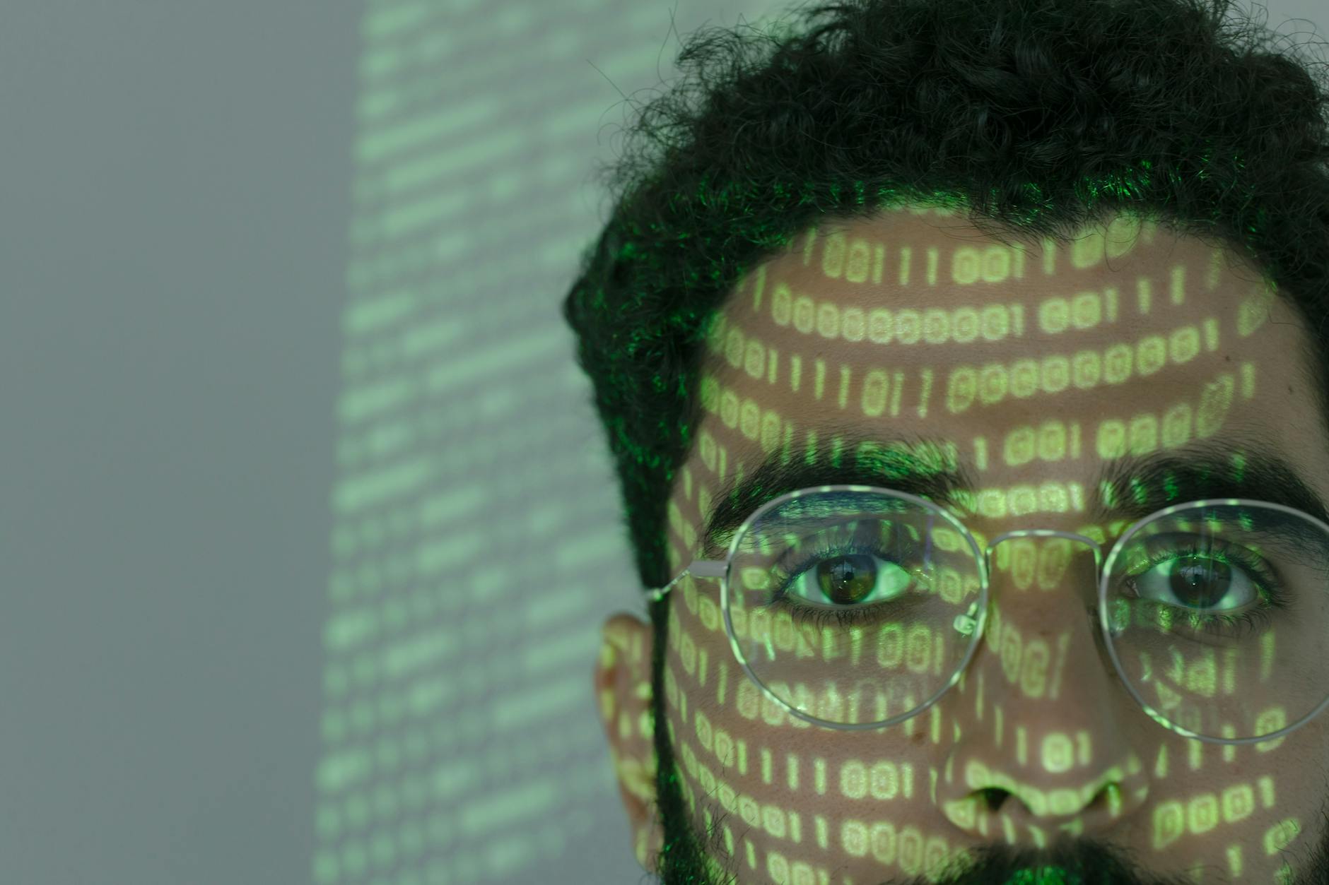 La sfida tra realtà e contenuti falsi