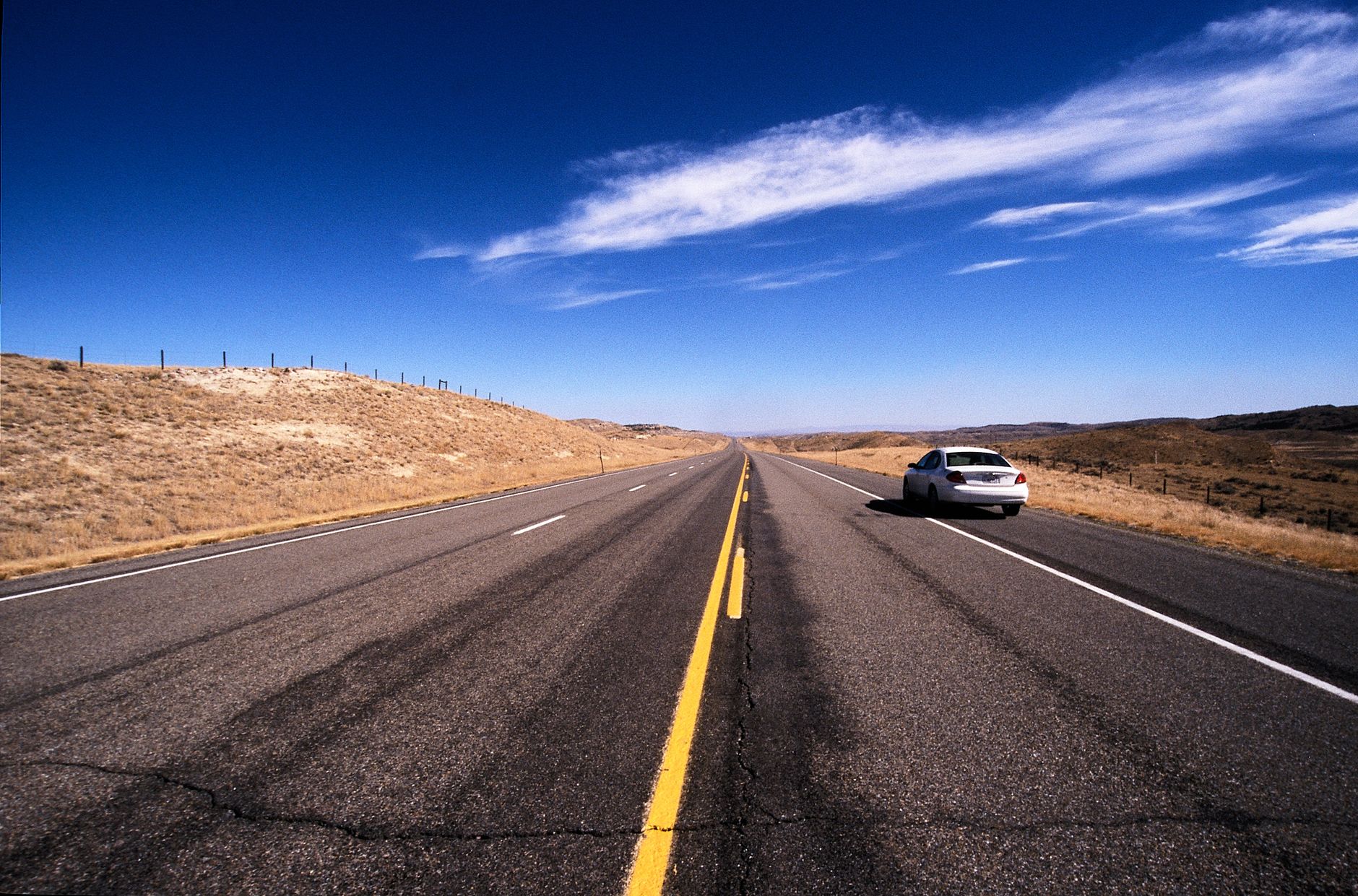 Viaggiatore con zaino che osserva una città straniera