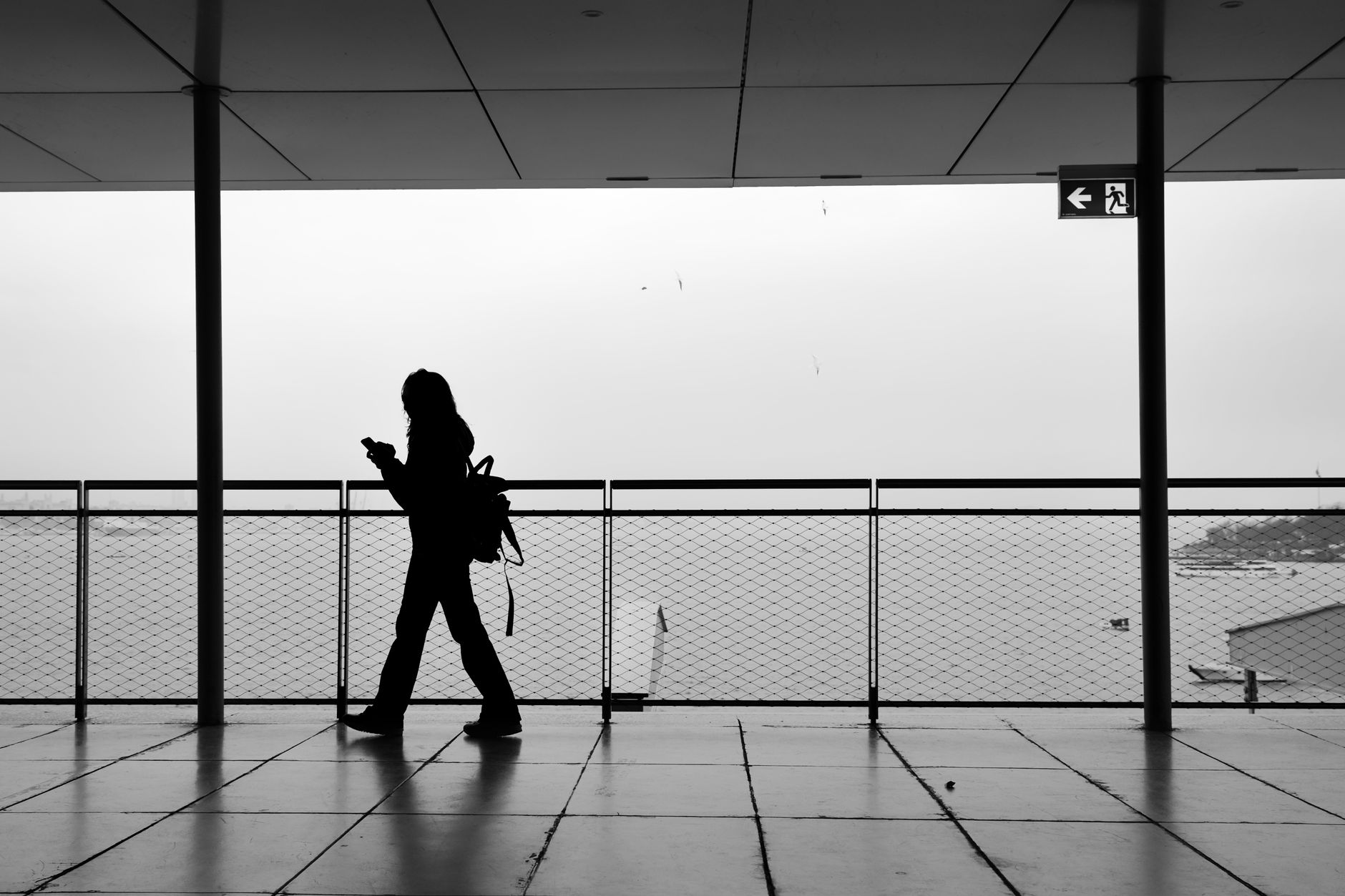 Viaggiatore solitario davanti a un paesaggio aperto al tramonto